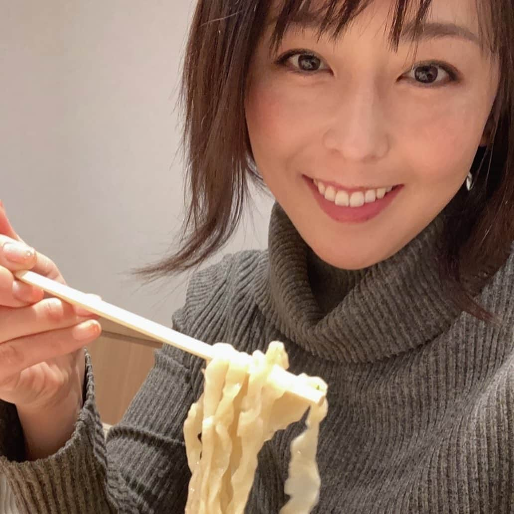 伊藤えみさんのインスタグラム写真 - (伊藤えみInstagram)「ラーメンWalkerキッチン限定、麺や七彩「海水の塩らーめん」が美味しすぎて驚いた人？はーい🙋‍♀️麺の量が選べるので一番多いのにすると良いよ。もしくは普通か並にして、別メニューも食べるかだね🍜ご自身へのクリスマスプレゼントにぜひ🎁🍜  #ラーメン #ところざわサクラタウン #ramen_cp  #クリスマス #ramen #japanesefood」12月24日 13時13分 - itoemi1019