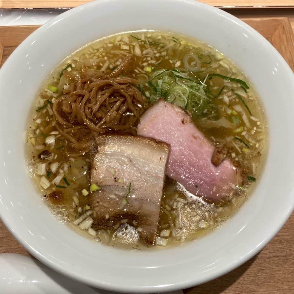 伊藤えみさんのインスタグラム写真 - (伊藤えみInstagram)「ラーメンWalkerキッチン限定、麺や七彩「海水の塩らーめん」が美味しすぎて驚いた人？はーい🙋‍♀️麺の量が選べるので一番多いのにすると良いよ。もしくは普通か並にして、別メニューも食べるかだね🍜ご自身へのクリスマスプレゼントにぜひ🎁🍜  #ラーメン #ところざわサクラタウン #ramen_cp  #クリスマス #ramen #japanesefood」12月24日 13時13分 - itoemi1019