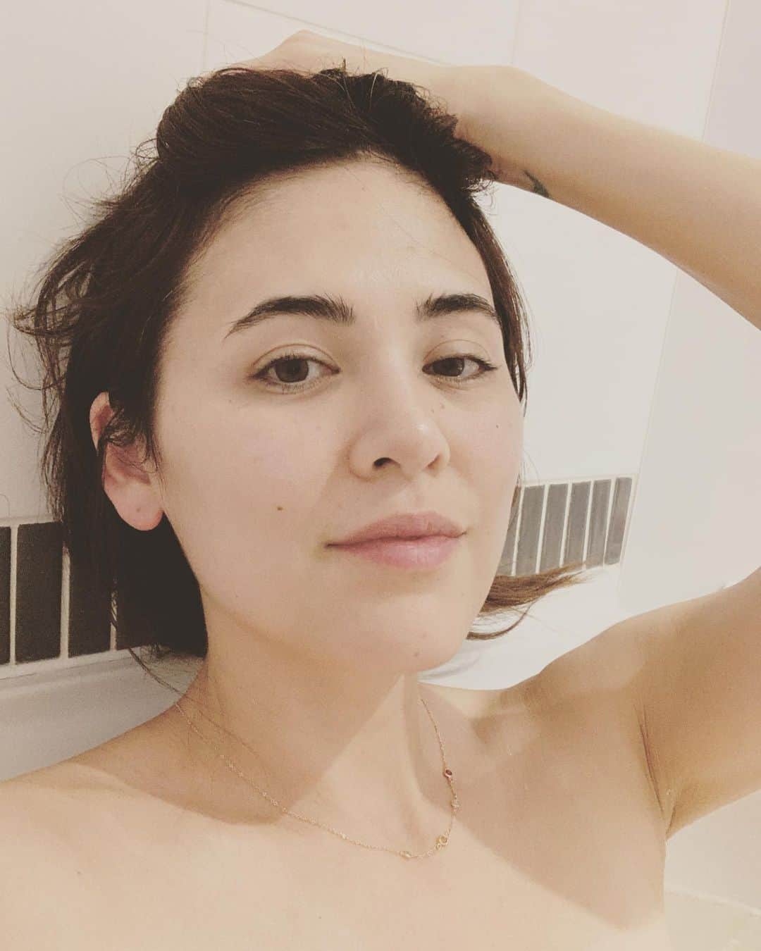 プリシラ・アーンのインスタグラム：「I cannot tell you how many times the bath has healed me mentally and physically in 2020.  I feel like any “me” time I get is pretty much spent in here.  Yes, it’s totally an act of self love, but it’s not just about “me”. I’ve done a lot of weeping in here, unclenching of fists, opening of the heart/body/mind, reflection, meditation, catching up with friends....all to break through to the better part of myself that gets locked away (for protection, out of fear/anger/power) and I open up so that I can bring the good stuff to you, to friends, to family, to strangers, and — most challenging — to the people who have hurt me before.  To the ones who’ve made me feel unsafe, insecure, and like I’m not lovable.  I know there’s a lot of power invoking quotes floating around out there about protecting ourselves by walking away from the people who’ve hurt us.  I agree that time and space is needed around those who are toxic and abusive.....but I urge you to not walk away from the work of healing that pain, diving deep into the wound sometimes, giving it the feelings it deserves...keep doing the work of self-love so that one day you will know who you TRULY are so deeply that you can revisit those people and they will no longer have any power over you.  The only power that wins is love love love love love love love............」