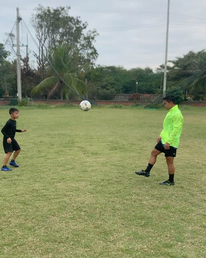 チャナティプ・ソングラシンのインスタグラム：「ซ้อมกับหลาน ที่พักมีสนามบอลด้วย 🙏🏽💪🏼⚽️ @restdetailhuahin @mizunothailand」