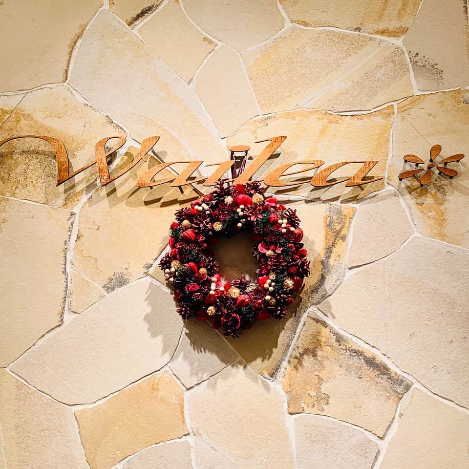 ハワイアンジュエリーのWailea（ワイレア）さんのインスタグラム写真 - (ハワイアンジュエリーのWailea（ワイレア）Instagram)「クリスマスが近づいてきましたね！ワイレアお台場ヴィーナスフォート店も、クリスマス一色で皆様をお迎えしております🎄🎅 いろんなことがあった2020年。今年1年頑張ったご褒美に、そして来年を明るい気持ちで迎えられるように、ワイレアのジュエリーに願いを込めませんか？✨🌺🌈  #ハワイアンジュエリー #hawaiianjewelry #ハワイ #hawaii #イエローゴールド #yellowgold #ピンクゴールド #pinkgold #ホワイトゴールド #whitegold #グリーンゴールド #greengold #シルバー #silver #ワイレア#wailea #ジュエリー #jewelry #お台場ヴィーナスフォート #お台場 #odaiba #ヴィーナスフォート#venusfort #クリスマス #christmas #クリスマスプレゼント #present #ご褒美」12月24日 13時24分 - wailea.hawaii