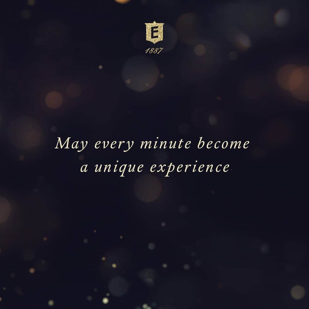 エベラールさんのインスタグラム写真 - (エベラールInstagram)「May every minute become a unique experience. Season's greetings from Eberhard and Co. #enjoyyourchristmas #christmastime #xmastime #eberhard #eberhard_co #eberhardwatches #eberhard_1887 #seasongreetings」12月24日 13時16分 - eberhard_1887