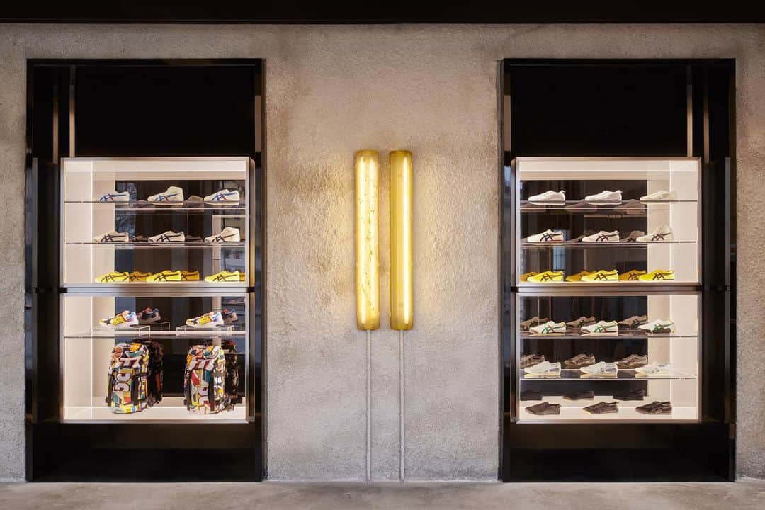 Onitsuka Tigerさんのインスタグラム写真 - (Onitsuka TigerInstagram)「The Milan store, known as the Brand Theater, is made up of three main rooms, each with a symbolic Onitsuka Tiger concept: "Laboratory“, "Japanese Black Lacquer Box“ and “Gallery".  #OnitsukaTiger #Milan」12月24日 13時18分 - onitsukatigerofficial