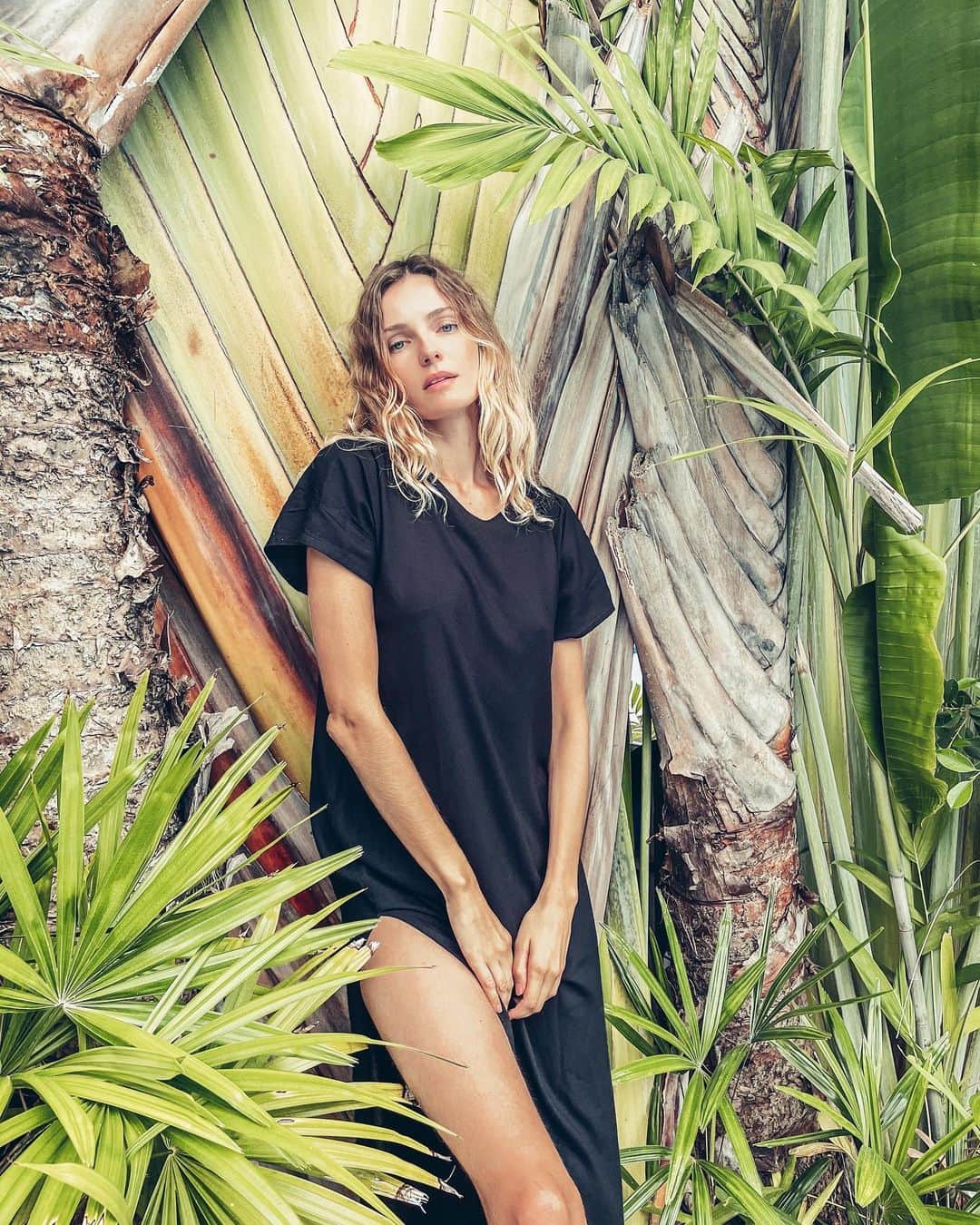 ヴァレンティナ・ゼリャヴァのインスタグラム：「This photo of me in a simple black t-shirt dress reminds me of how my wardrobe has changed over the past 11 months 💃🏼  My wardrobe has changed I’d say drastically. It’s like I arrived with 2 suitcases of one type of wardrobe and now I have a completely different type of closet 🤠  All the items from my previous wardrobe I have given away or simply stopped wearing because I didn’t feel like they reflect me anymore🪞   Now I have items in my closet from literally 3 brands: @zara , @uniqlo  and @sola.wear . @sola.wear was born here in Koh Samui 💝 It’s a beautiful brand of day-to-night or  beach-to-City kimonos 😍  My new wardrobe is simple, comfy, cozy, practical, mix and match beautifully with other items, some colors I thought I’ll never wear but here I am ☺️  Working in a fashion industry I was always “hungry”  for a new it-item of the Season🤤   I now experience the freedom from that neediness to have more yet I kept that wonderful feeling of enjoyment when looking at the new designer Collection or admiring a new it-bag without wanting have it all 😍  I’ll welcome it if it comes into my life but will be just as happy if it doesn’t 😉  I’m simply happy with what is ❤️  #mindfulness #fashion」