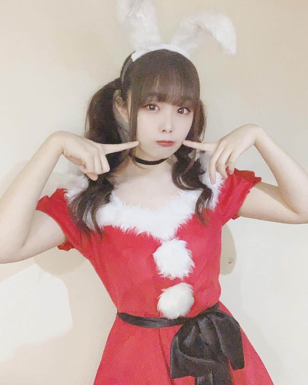 Dorothy Little Happyのインスタグラム：「こんにちべこ ૮₍´｡• ᵕ •｡`₎ა ・ ・ BLACK DOROTHY  ・ Xmas LIVEにて…🎄🍰🎄 ・ ・ 昨日、BLACKさんのライブにお邪魔してきたんだ☺ ・ ・ その時に、BLACKコハクちゃんのお写真たくさん撮ったからここに載せておくね❤︎.* ・ ・ べこもウサギさん🐇になりたいなぁ〜💭💭💭 瑚白 #dorothylittlehappy  #クリスマス」