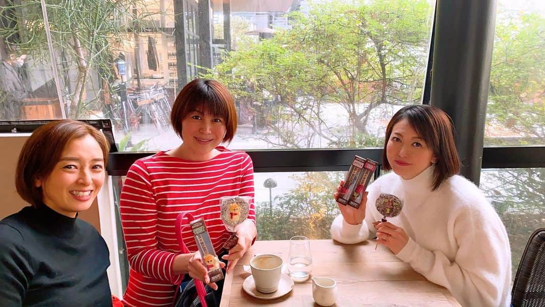 田中雅美さんのインスタグラム写真 - (田中雅美Instagram)「ちょっと前の、とある日。  ・ ・ 真衣と華英と会えました。 華英とはすごく久しぶり。 もしかして、息子が産まれた時以来かも。 元気にたくましく、穏やかにお母さんしてるみたいで、なんだか嬉しい気持ちになりました😆（母親か！🤣笑）  ・ ・ また元スイマーみんなで集まってワイワイやりたいねぇ。。 いつになるかねぇ。。  ・ ・ #少人数ランチ #クリスマスプレゼントありがとう #伊藤華英 #中村真衣 #田中雅美 #女子スイマー #みんな肩幅広め」12月24日 13時20分 - tanakamasami_official