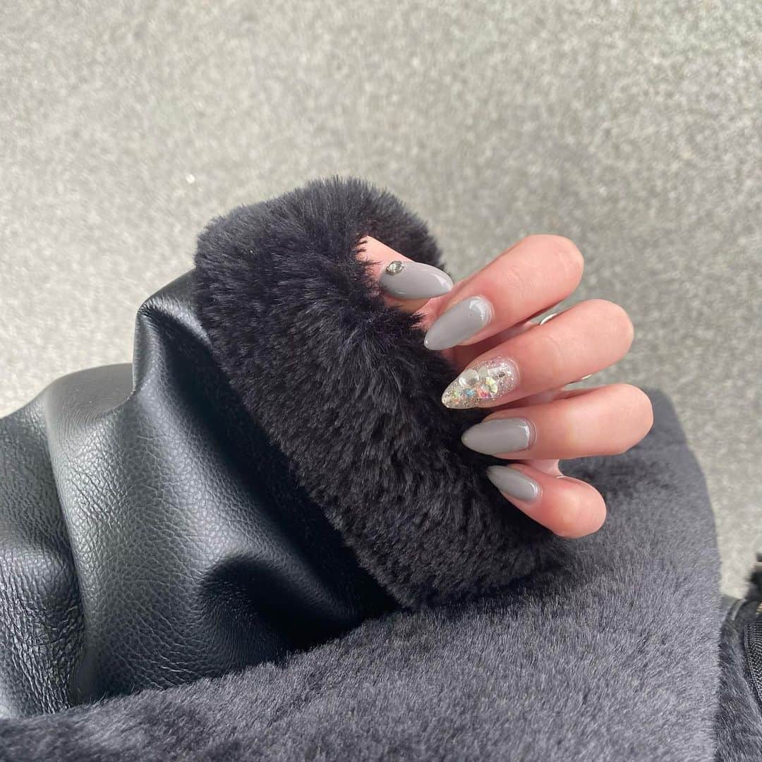 髙塚夏生のインスタグラム：「. お爪もかわいいのよ🫂 . . . #newnail#nails  #グレーネイル#デザインネイル#冬ネイル」