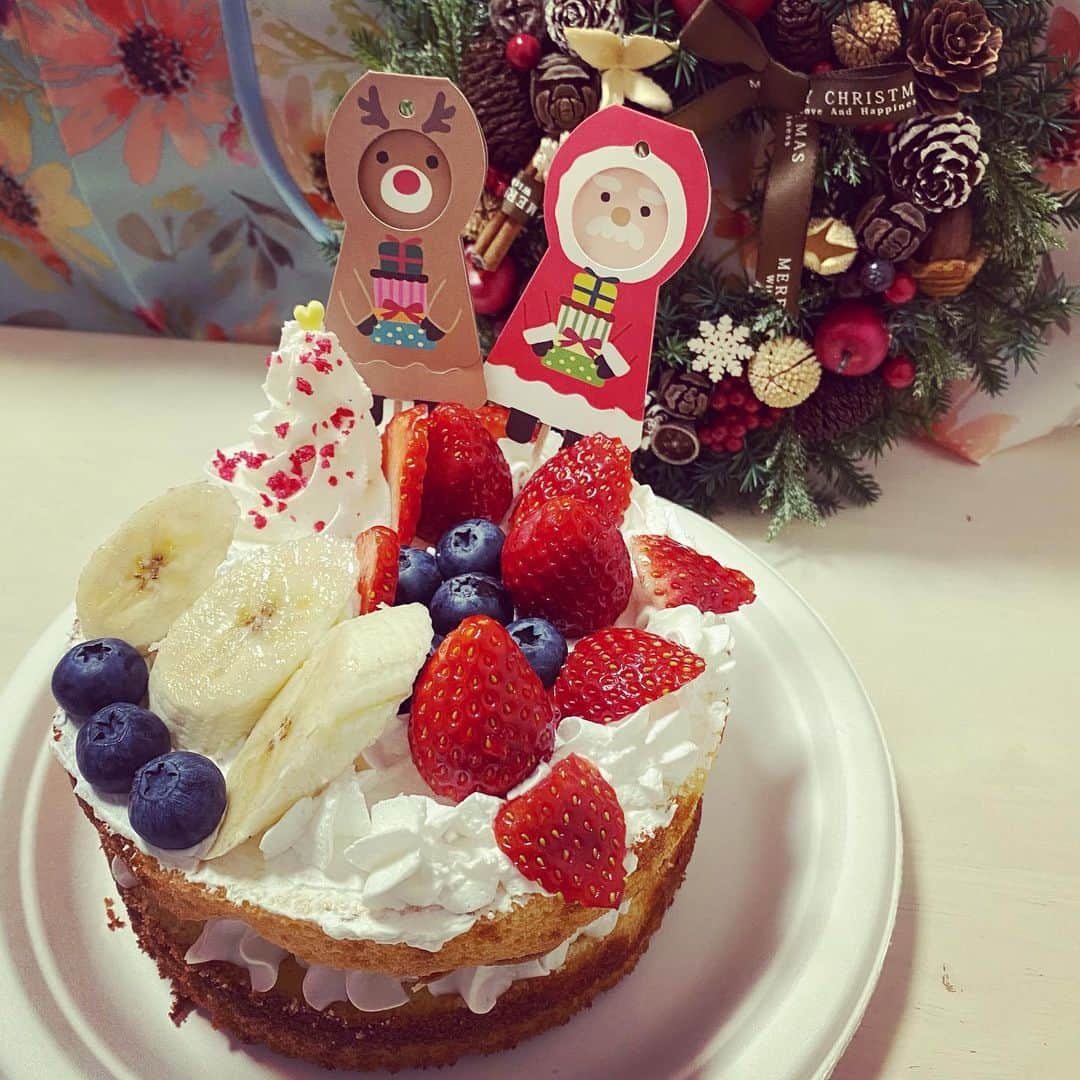 木谷有里さんのインスタグラム写真 - (木谷有里Instagram)「✨Merry Christmas🎄✨  今年は多くの方がおうちクリスマスかと思いますが、 みなさんのおうちのクリスマスパーティーはどのような感じですか？💝  木谷姉妹のクリスマスは  チーズフォンデュ🫕 チキン🍗 クリスマスケーキ🎂  #木谷姉妹 #youtube #姉妹ユーチューバー」12月24日 13時30分 - kitani_yuri