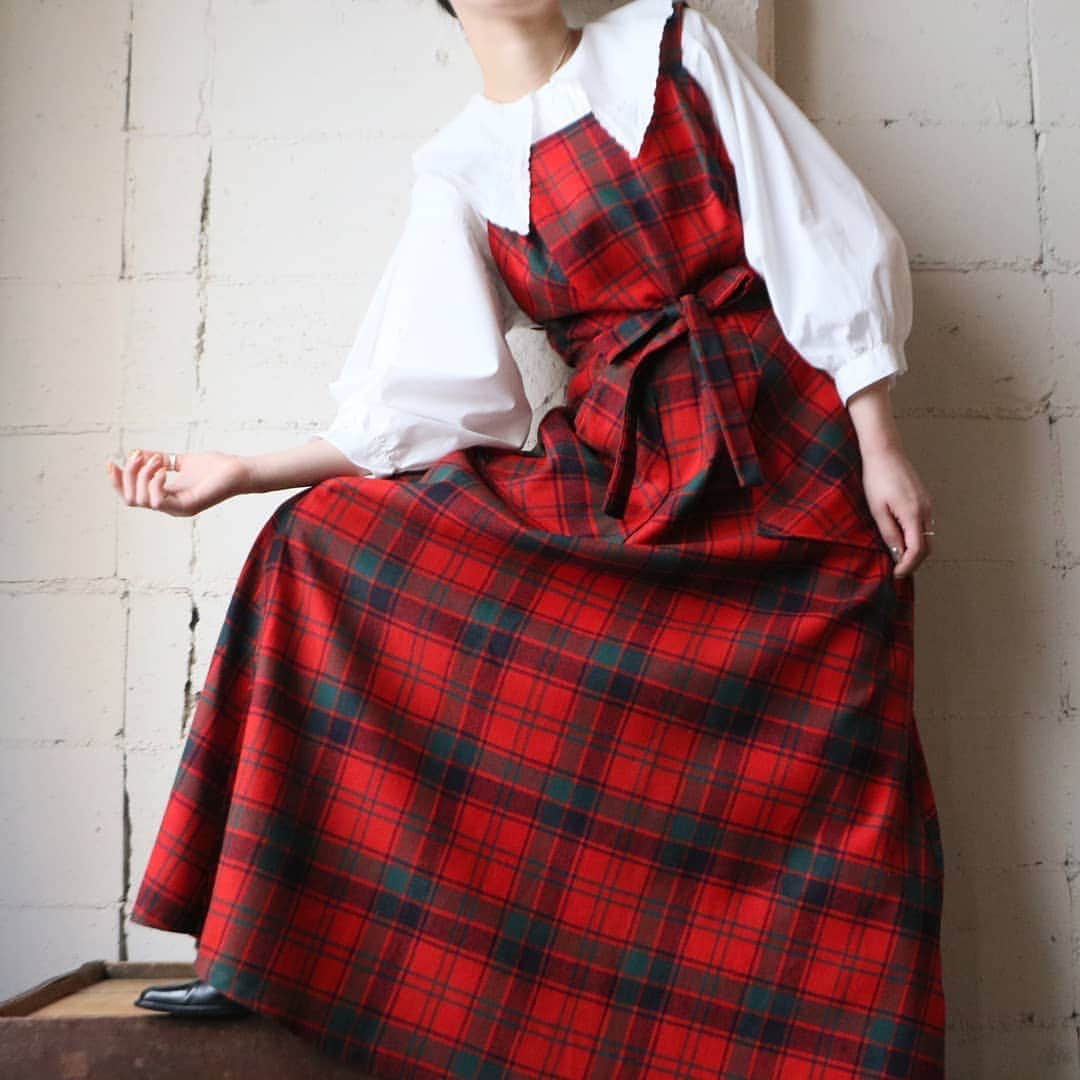 吉祥寺 古着屋 Orfeoのインスタグラム：「Handmade Apron Check Dress  . #orfeo #kichijoji #tokyo #vintage #used #fashion #coordinate #outfit . . .  お問い合わせはインスタグラムのプロフィール掲載のメールアドレスにお願いいたします。コメント、DMでのお問い合わせは受け付けておりませんのでご了承ください。 ONLINE SHOPの商品も店頭にてご購入頂けます。気になる商品がございましたらスタッフにお声掛けください。  新型コロナウィルス感染拡大防止策を徹底した上で営業をしております。マスクの着用、入店時にアルコールでの消毒をお願いいたします。」