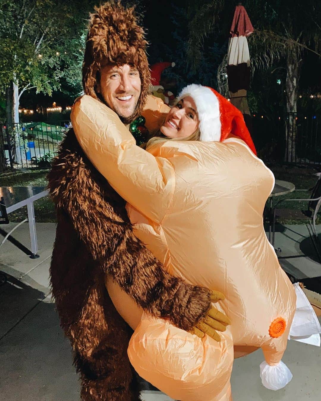 ジョーダン・ロジャースのインスタグラム：「We go HAM (even though she’s a turkey)   Another year, another  Rodgers Family Christmas Tradition 🙌🏽」