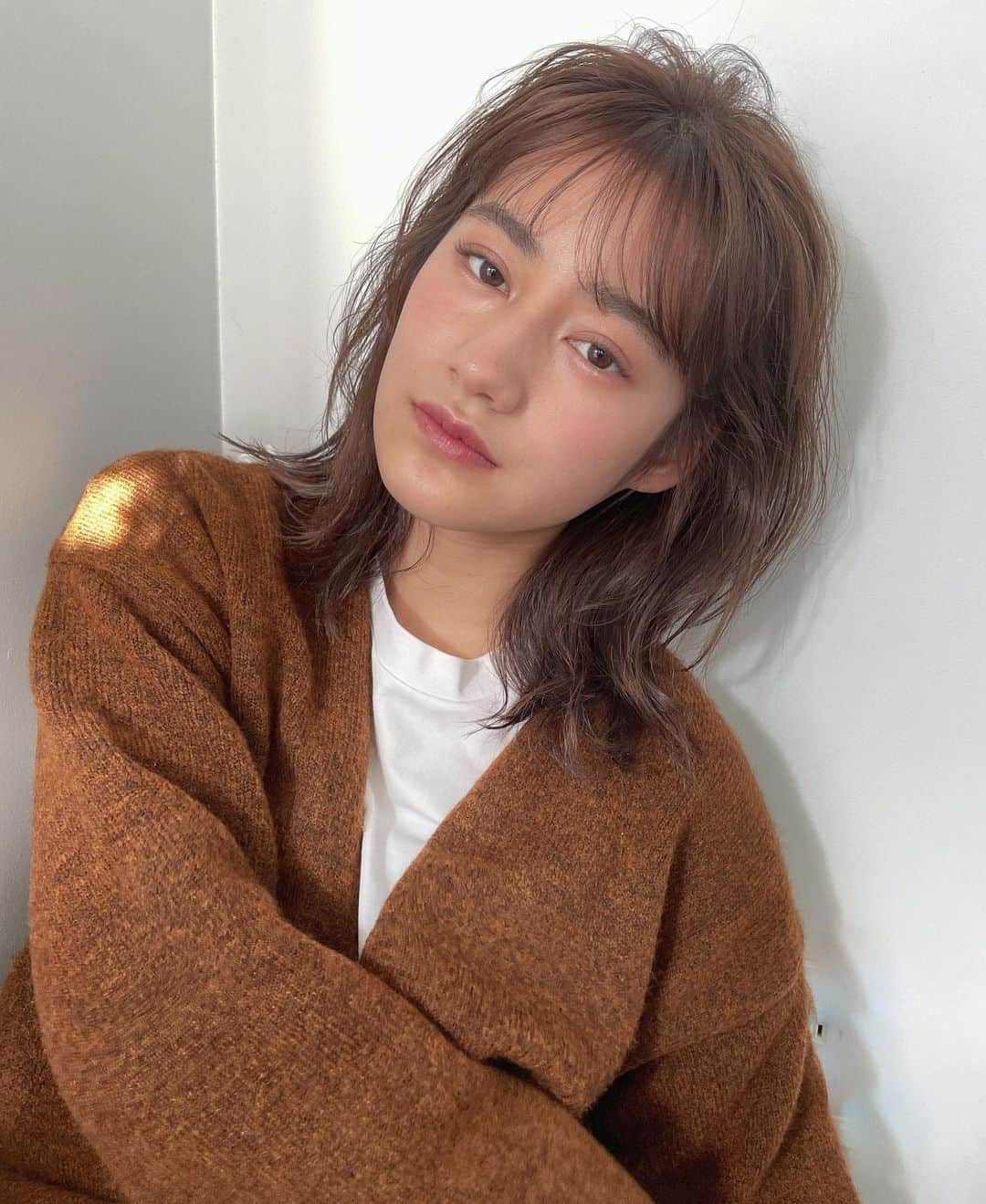 カワシリアツシのインスタグラム：「昨日リールにメイク動画あげたスタイル🍃 hairは手で捻りながら乾かして、 癖つけしてオイルとバームで◎」