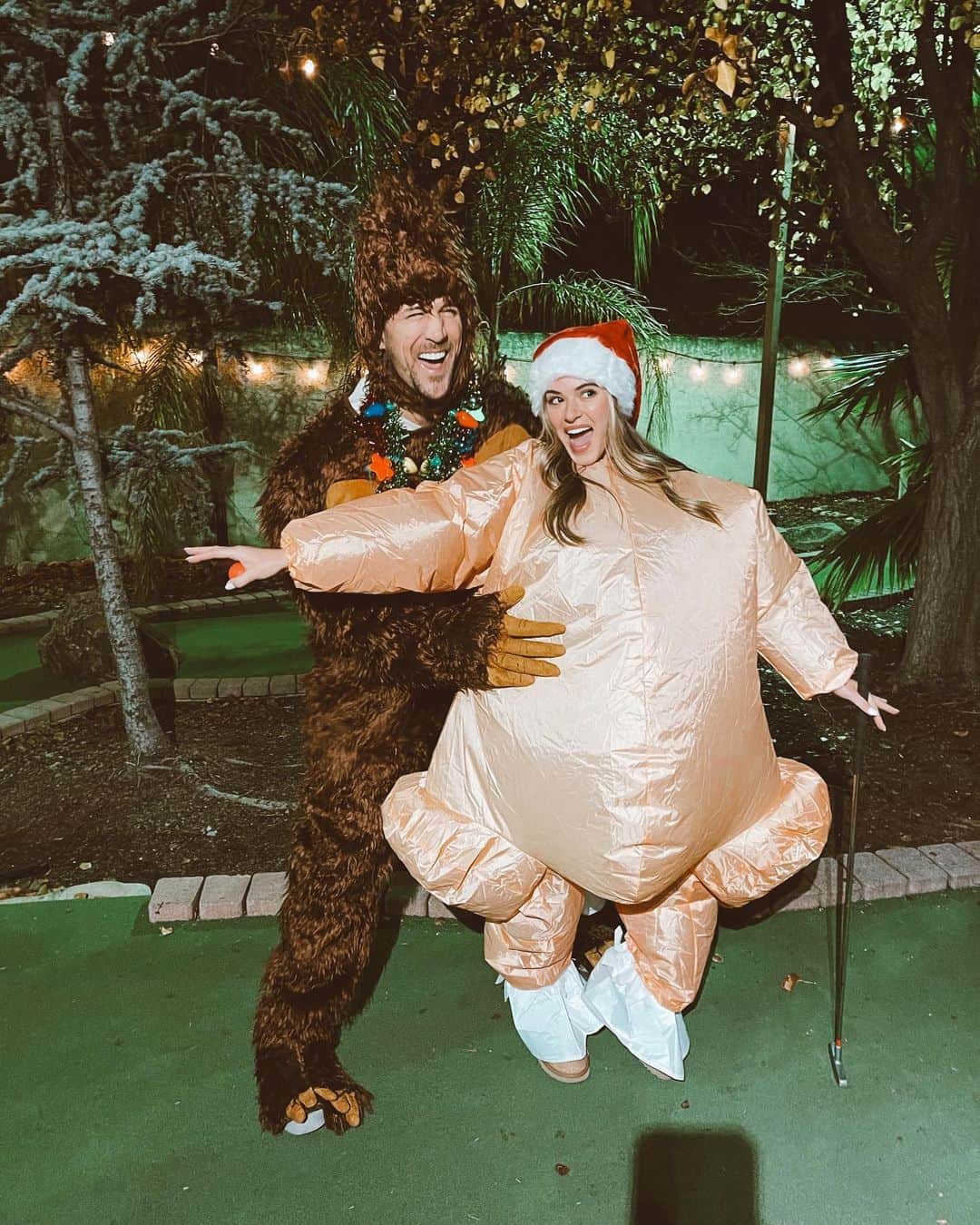 ジョジョ・フレッチャーのインスタグラム：「This is us. 🎄🤣」