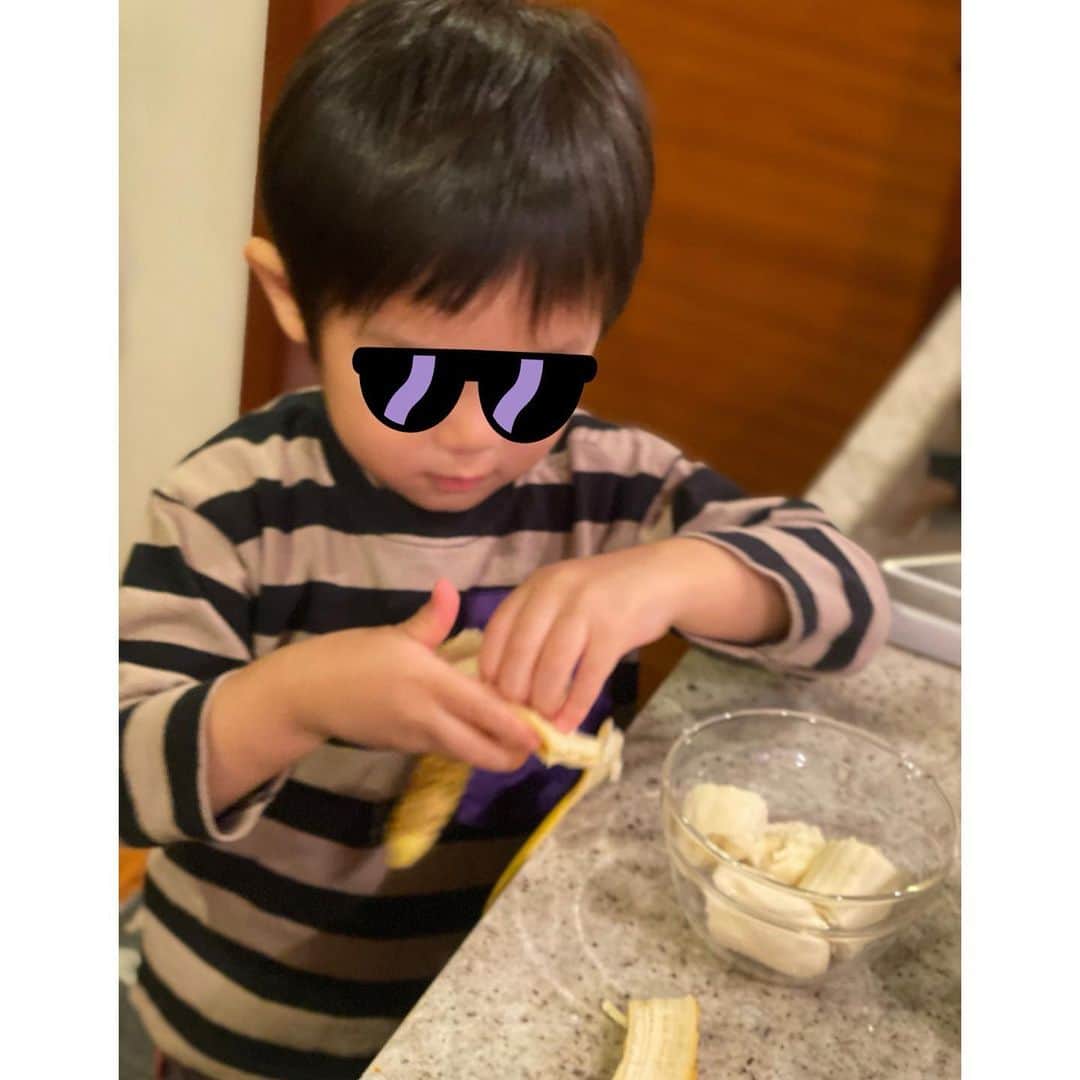 森麻季さんのインスタグラム写真 - (森麻季Instagram)「❤️  『そうだ、バナナケーキつくろうよ』と言われ、夕飯の準備の手を止め急遽作ることに🎂 といってもホットケーキミックスを使ったとっても簡単なパウンドケーキ  息子はバナナを潰したり、混ぜたり、それだけでも満足そうで、こちらはほっこり💓  素敵なクリスマスイブを🎄  #2歳 #2歳7ヶ月 #バナナケーキ #子どもとクッキング #こどものいる暮らし #男の子ママ」12月24日 13時38分 - maki.mori_m