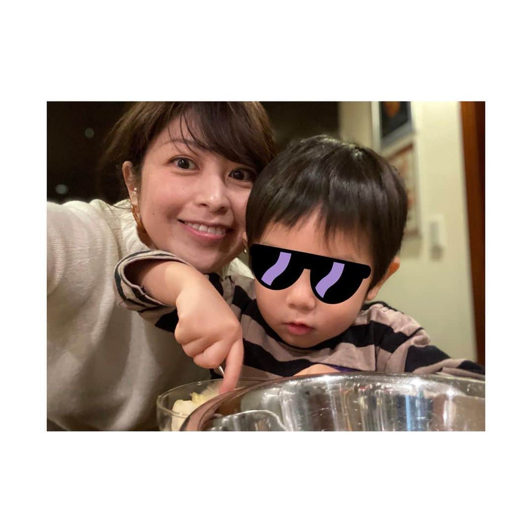 森麻季のインスタグラム：「❤️  『そうだ、バナナケーキつくろうよ』と言われ、夕飯の準備の手を止め急遽作ることに🎂 といってもホットケーキミックスを使ったとっても簡単なパウンドケーキ  息子はバナナを潰したり、混ぜたり、それだけでも満足そうで、こちらはほっこり💓  素敵なクリスマスイブを🎄  #2歳 #2歳7ヶ月 #バナナケーキ #子どもとクッキング #こどものいる暮らし #男の子ママ」