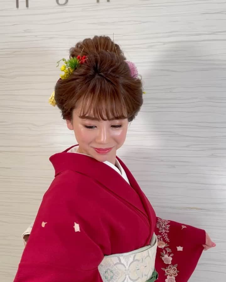 KANNAのインスタグラム：「いつもお世話になっている#BLanCHe さんでお着物と和髪のモデルさせて頂きました🙌🏻💕  真っ赤ではなくてボルドーぽい赤のお着物で可愛い♥️ 和髪も豪華で、最後は生花をいっぱい活けてアレンジしてもらったよ🌸🌾 本当に華やかだったー♡ʾʾ」