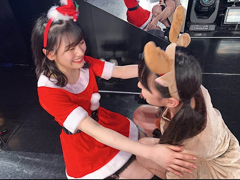 松本日向さんのインスタグラム写真 - (松本日向Instagram)「メリークリスマスイブ🎄🤍🎅 みんなクリスマス何するんですか〜？ この写真は小田ちゃんと去年のクリスマス公演の後の写真で日向がめちゃ好きな写真🥰🥰  #クリスマス #トナカイ #サンタコス」12月24日 13時44分 - matsumoto_hinata