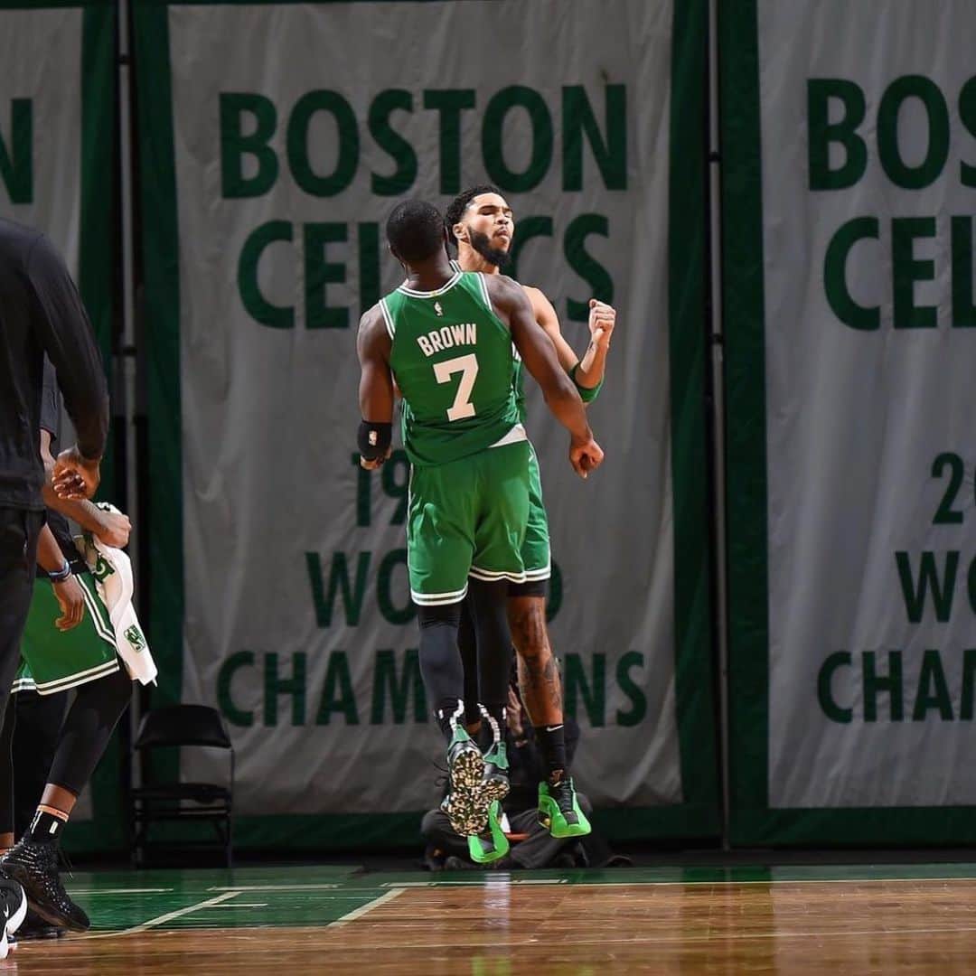 ドニー・ウォルバーグのインスタグラム：「Two brilliant young men, one amazing moment, captured in an awesome photo. ☘️👑🙏🏼  @fchwpo & @jaytatum0 photo by @brian_babs_babineau!   Let’s Go @celtics #617 #JB #JT #Babs #TheFuturePresent」