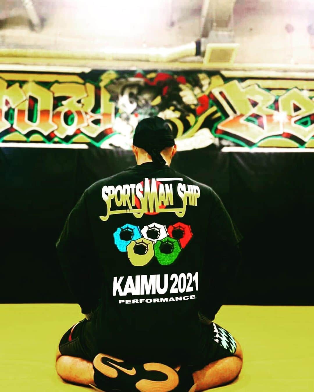 山本アーセンさんのインスタグラム写真 - (山本アーセンInstagram)「先日、早めのクリスマスプレゼントを @kaimu_tyo さんたから貰いました🎁 個人的にデザインの一部に “sport man ship” を入れるのはバリ渋いっす！🧠 これは練習ではなくストリートで着させて頂きます🐝 #all_about_sportman_ship #badass #KAIMU2021」12月24日 13時49分 - killahbee6