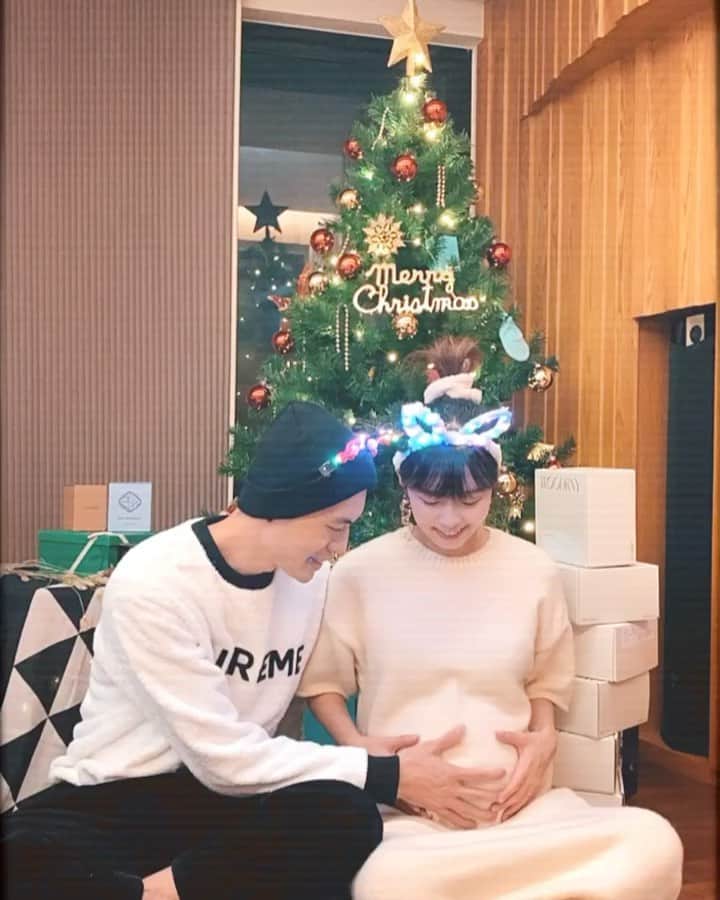Dewi Chienのインスタグラム：「⭐️🎄我們跟寶寶的第一個聖誕👶🏻💕 #爸爸咕嘰咕嘰」