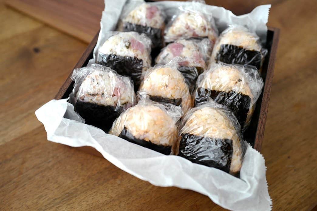 安田美沙子さんのインスタグラム写真 - (安田美沙子Instagram)「「国産食材」が、コロナの影響で行き先を失ってしまっている中、日本中で心を込めて作っていただいた大切な食材を食べる事で生産者さんを応援する  #元気いただきますプロジェクト に参加することになりました。        #元気いただきますプロジェクト　に参加している  　#エドノイチ（@edono_1） さんで宮城県女川産銀鮭を購入し、鮭の南蛮漬けと、鮭おにぎりを作りました。  日持ちのする南蛮漬けは、三つ葉や大葉、茗荷、生姜などの薬味をたっぷり入れました。  おにぎりは、鮭と炒りごまを入れて握り、現場でのお昼ご飯に。  家族も、みんなも、とても美味しいと喜んでくれました🐟✨           息子たちにとっても鮭は、大好きで欠かせない食材。美味しいお魚を食べる瞬間は、ホッとする幸せな時間です。  美味しいだけでなく、栄養もたっぷりで安心なお魚を育ててくれている生産者さんに感謝の気持ちでいっぱいです。  #マルキン さん、心からご馳走様でした✨  この年末年始は、国産食材を食べて、生産者さんを応援しましょう✨  .  .  みんなも　#元気いただきますプロジェクト　(@genki_itadakimasu) に参加して投稿してみてくださいね！  .  .  #元気いただきます  #元気いただきますプロジェクト  #Promotion  #宮城県産　#女川産　#鮭　#銀鮭　 #エドノイチ #マルキン #魚　#国産  #鮭の南蛮漬け　#鮭おにぎり」12月24日 13時51分 - yasuda_misako