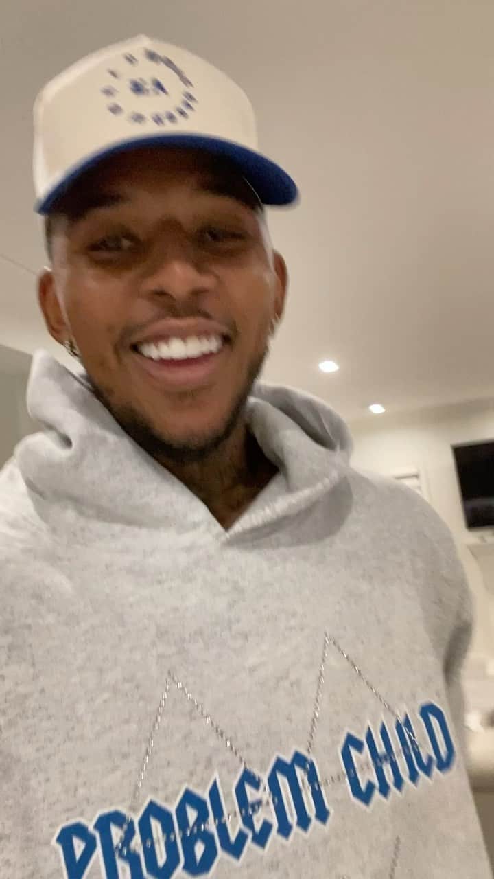 ニック・ヤングのインスタグラム：「Comes with the program 😂😂😂」