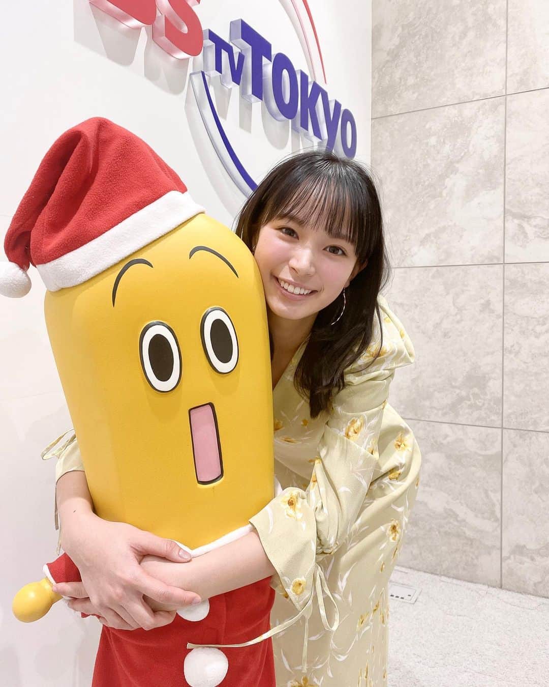 のインスタグラム：「メリークリスマスイブ🎄なぎさだよ🎅✨  今日はクリスマスイブですね😊皆様どんな1日をお過ごしですか？  私はナナナサンタに会ったので一緒に写真を撮ってもらいました〜🤩  今日もあなたにとって楽しい1日になりますように😋  あとでショートケーキ食べたいな〜♪  #ナナナ #アノニマス #テレビ東京」