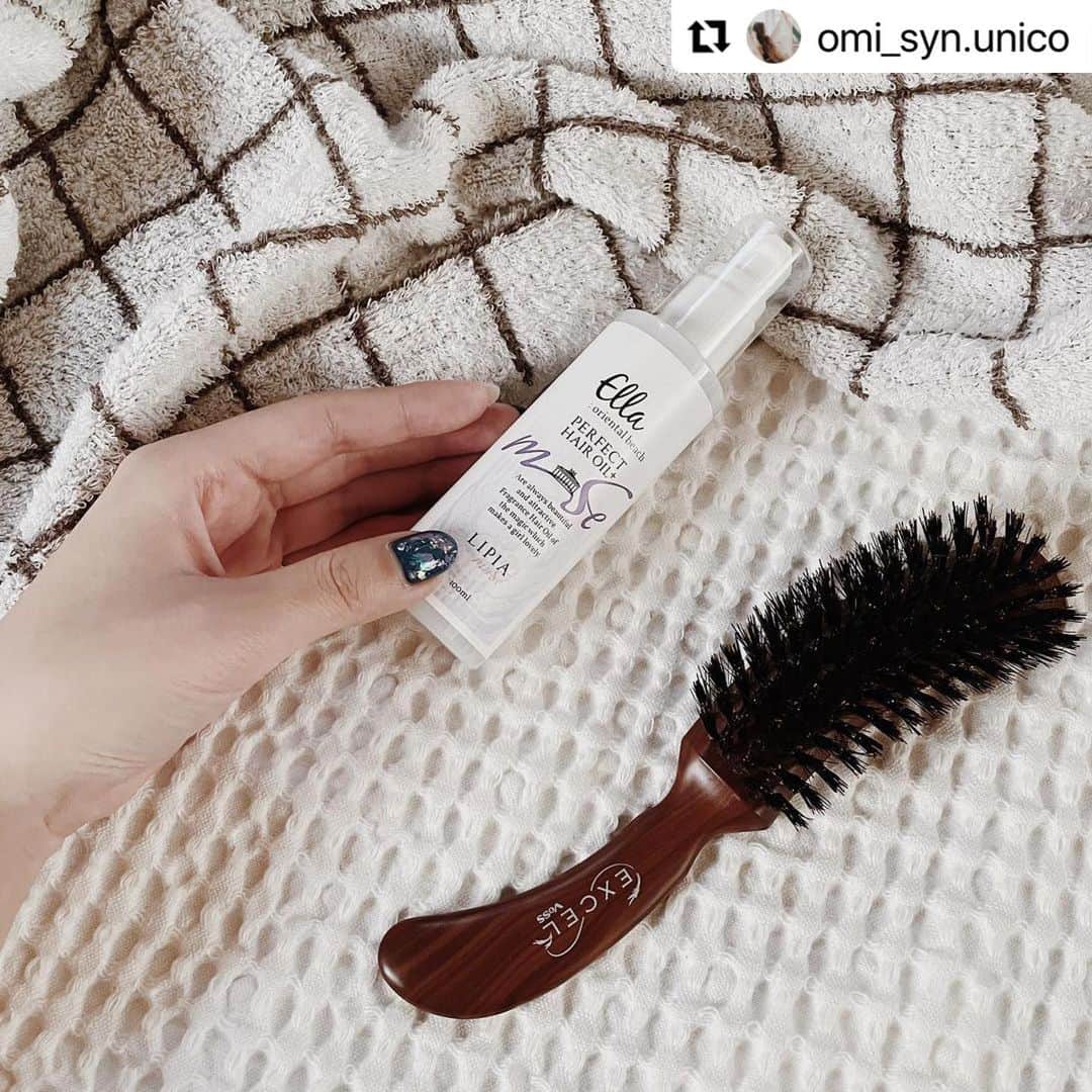 LIPIAmuse(リピアミューズ)のインスタグラム：「ありがとうございます🎅♥️@omi_syn.unico with @lipiamuse  ・・・ ジム用にGETしたヘアオイルなんだけど、あまりにも香りが好み過ぎて毎日使いたくて自宅用にした @lipiamuse さんのヘアオイルをシェア👍 甘すぎないけど女子っぽい香りで幸せな気持ちになれるー💙香りもの好きな人にはほんとに使ってみてほしい！ オイル自体もアミノ酸やオイルケラチンが入っているので保湿力も高いしサラサラに🧚  「リピアミューズパーフェクトヘアオイル」で検索すると出てきまーす🙆‍♀️  @odecomart  #lipiamuse#ヘアオイル#ヘアケア #おすすめコスメ #コスメ好きと繋がりたい #置き画 #置き画倶楽部 #おしゃれさんと繋がりたい #ファッション好きな人と繋がりたい #コスメ好きさんと繋がりたい #コスメ好き #インテリア好きな人と繋がりたい  #オシャレさんと繋がりたい  #写真好きな人と繋がりたい  #purelamo  #arine_cosme #emomiu #emoコスメ部」