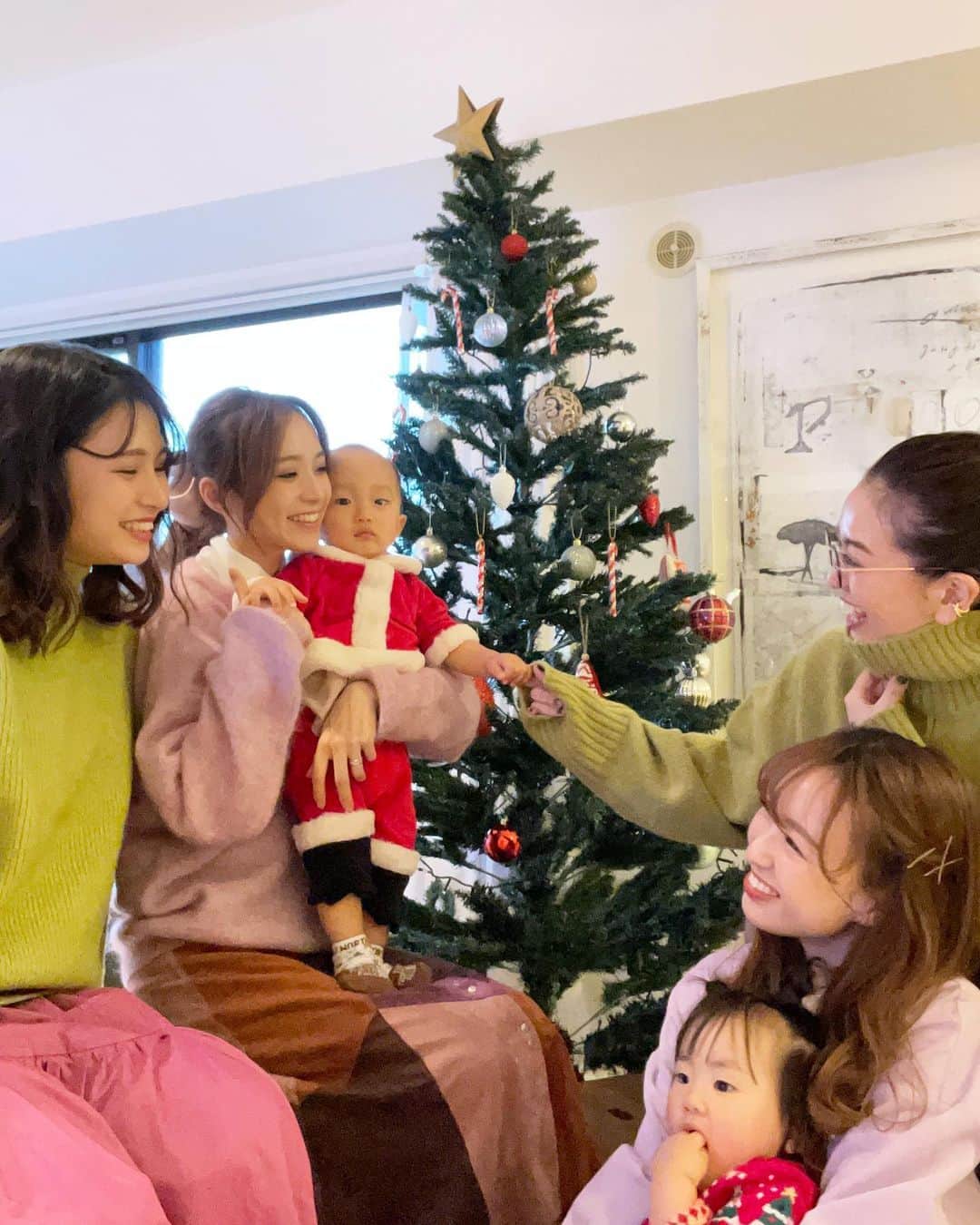 fumi_nakajimaさんのインスタグラム写真 - (fumi_nakajimaInstagram)「ㅤㅤㅤ 🎄Merry Christmas🎄 ㅤㅤㅤ 大人はカラーコーデ、子供はサンタコーデで おちえの素敵なお家にお邪魔してホームパーティー。 カードゲームで笑いちぎれた😂💕 ㅤㅤㅤ サンタが来たり、サンタになったり クリスマスって楽しい〜 #merrychristmas」12月24日 14時07分 - fumi_nakajima