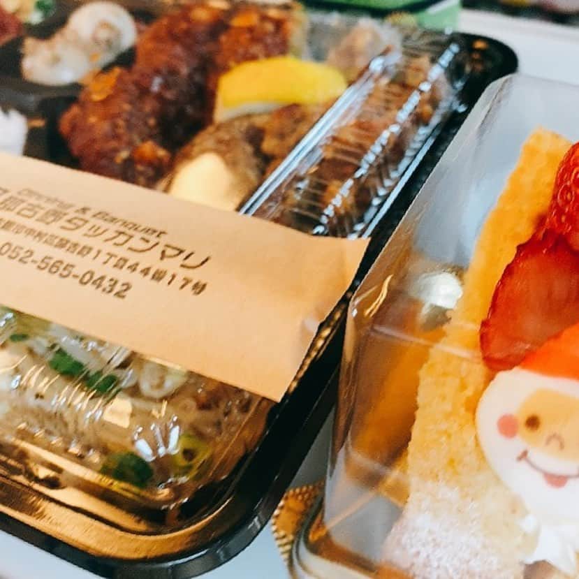 松本伊代さんのインスタグラム写真 - (松本伊代Instagram)「Merry Christmas🎅🎄🤶  今日は名古屋で「スイッチ！」生放送でした📺 スタジオもクリスマス感満載でした💝  新幹線で頂いたケーキとお弁当でクリスマス感。 今夜はどんなクリスマスになることやら。。。  #クリスマス #Christmas #スイッチ #木曜メンバーで #ロザン #藤本アナ #速水アナ #双子コーデ #saaageboutique #うちの子達もクリスマス感」12月24日 14時08分 - iyo14_official