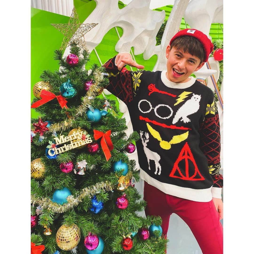 ハリー杉山さんのインスタグラム写真 - (ハリー杉山Instagram)「Merry Christmas🎄  今年のアグリーセーター。 わかるかな？ このダサイ感じが最高なんだよね。  Stay safe, stay warm.  あ、そうだ。 微々たるものですが、イギリス英語好きな皆さんには後ほどtreatがあります。  うふふ。  #merrychristmas #uglysweater  #アグリーセーター」12月24日 14時03分 - harrysugiyama