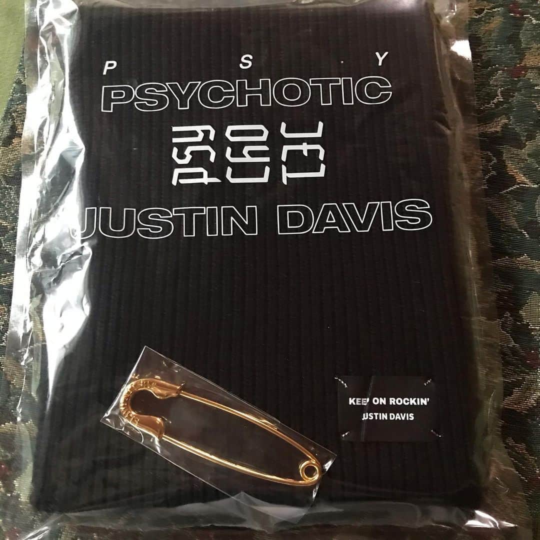 土屋眞弓のインスタグラム：「Justin Davis のニットのマフラープレゼントしてもらいました❣️ ゴールドのピンで止めるタイプ 幾つになってもプレゼント🎁嬉しいです❣️❣️  今日はクリスマスイブ🎄 素敵なクリスマスをお過ごしくださいませ🍾🥂  #chritmaseve  #christmasgift  #justindavis」