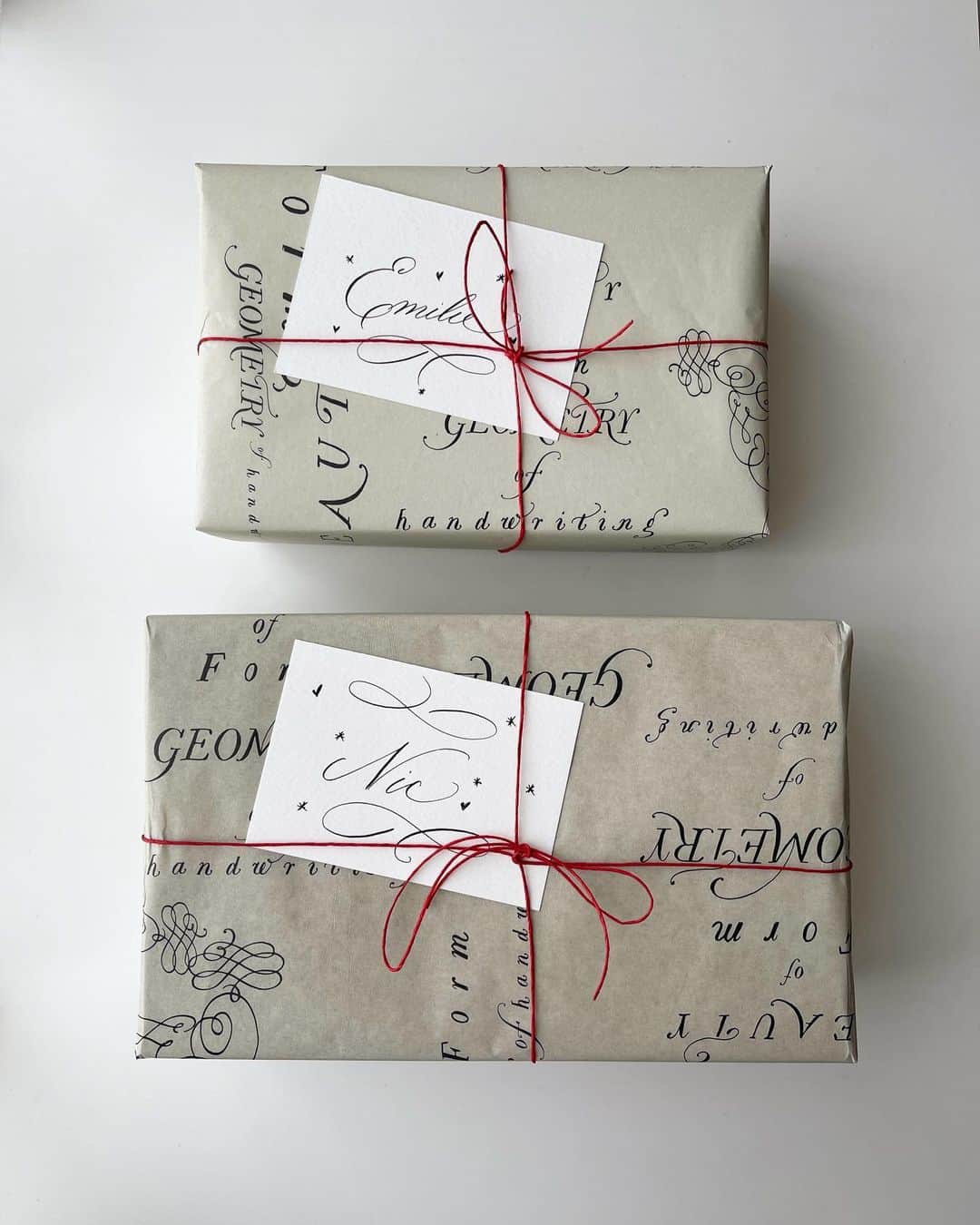 のインスタグラム：「Christmas wrapping for niece and nephew  — #wrapping #calligraphy #christmaswrapping #gift #wrappingpaperdesign」