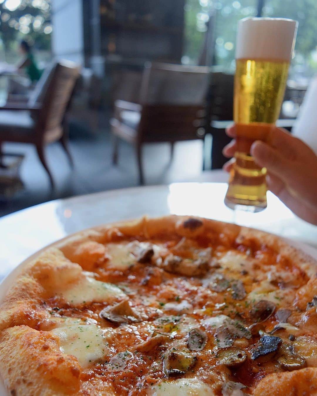 Palace Hotel Tokyo / パレスホテル東京さんのインスタグラム写真 - (Palace Hotel Tokyo / パレスホテル東京Instagram)「旬の茸が香り高いピッツァ。お飲み物はぜひ、ビールで乾杯を。 Pizza with seasonal mushrooms and a glass of beer - a perfect lunchtime combination.  #ピッツァボスカイオーラ #ピッツァ #ピザ #マッシュルーム #ビール #乾杯 #ホテルランチ #ホテルラウンジ #ホテルレストラン #ザパレスラウンジ #グランドキッチン #丸の内 #パレスホテル東京 #PizzaBoscaiola #pizza #beer #cheers #hotellunch #hotellounge #hotelrestaurant #ThePalaceLounge #GrandKitchen #Marunouchi #PalaceHotelTokyo」12月24日 14時12分 - palacehoteltokyo