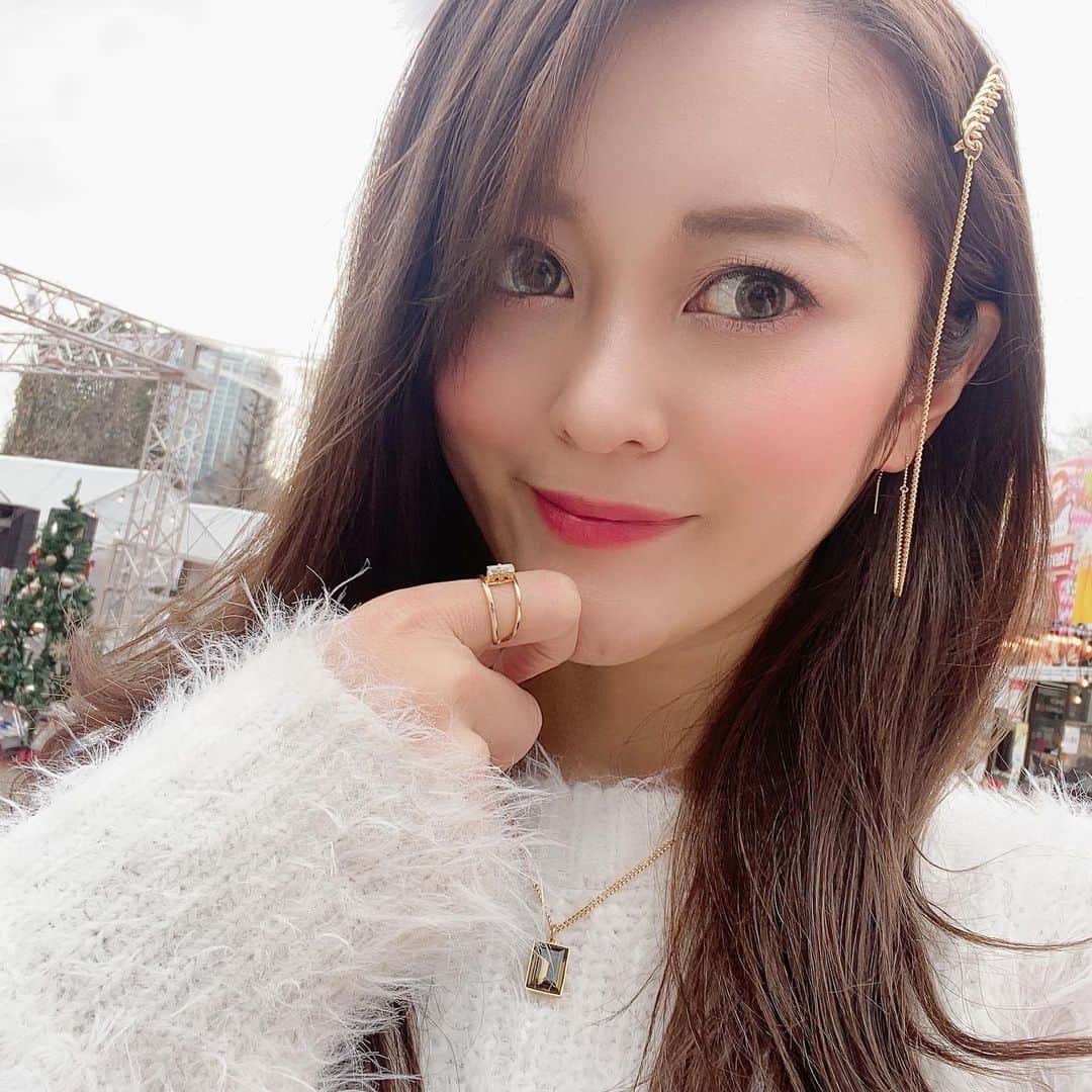 三上玲奈のインスタグラム：「メリークリスマスイヴ🎄  @lilasmillesime_official  のアクセをトリプル使いしてみた❣️ ピンとピアス一体化してます☺️  テンション上げて24.25日のクリスマスガーデンを盛り上げます🎄  是非遊びに来てね❣️  ⭐️三上は先輩チームなので参加してませんが、新人ヒビヤガールの7人はコンテストをしています。 １品買うと1枚貰える投票券で投票してね❣️ 貰えない時は下さいと店員に言ってください😃  ⭐️ソーシャルディスタンスや大声、なるべくマスク着用などご協力お願いします。 入場の際には検温、アルコールお願いしております❣️  ⭐️会場内はキャッシュレスです。【クレジット、Suica、PayPay、ID,nanaco、楽天edy,QUICPay、りそなwallet,ALIPAY,We ChatPay】をご用意下さい😃  ⭐️グラスのデポジットは1000円現金です💦 帰りにグラスを返却して下さい。  ⭐️現金ご希望の方は金券販売しています💴が、お釣りはでませんので出来ればキャッシュレスがオススメです❣️  #クリスマスガーデン　#ヒビヤガール　#三上玲奈　#芝公園　#御成門駅　#ビール女子」