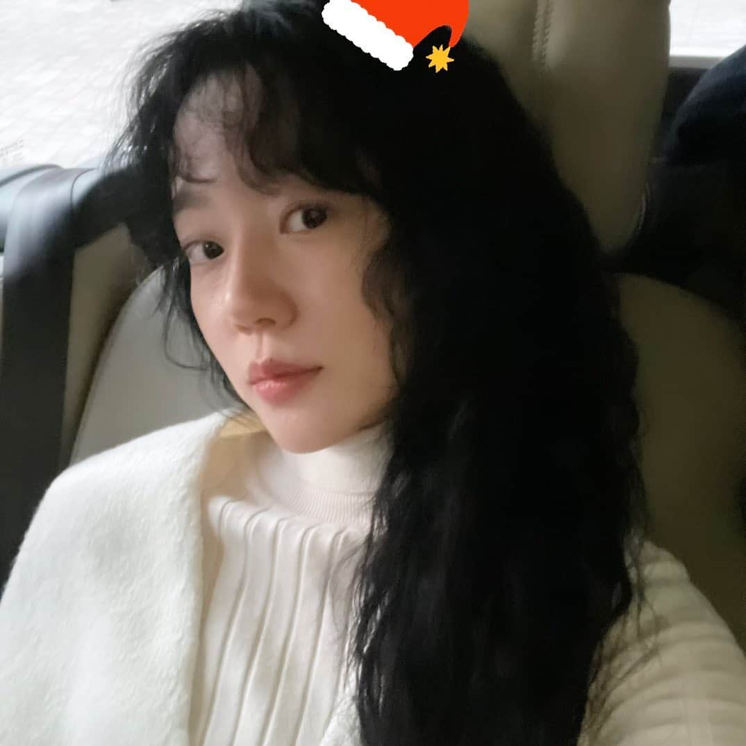 イム・スジョンのインスタグラム：「저는 무탈히 촬영 잘 하고 있어요🤍 Wish you a Merry Christmas!✨❤️」