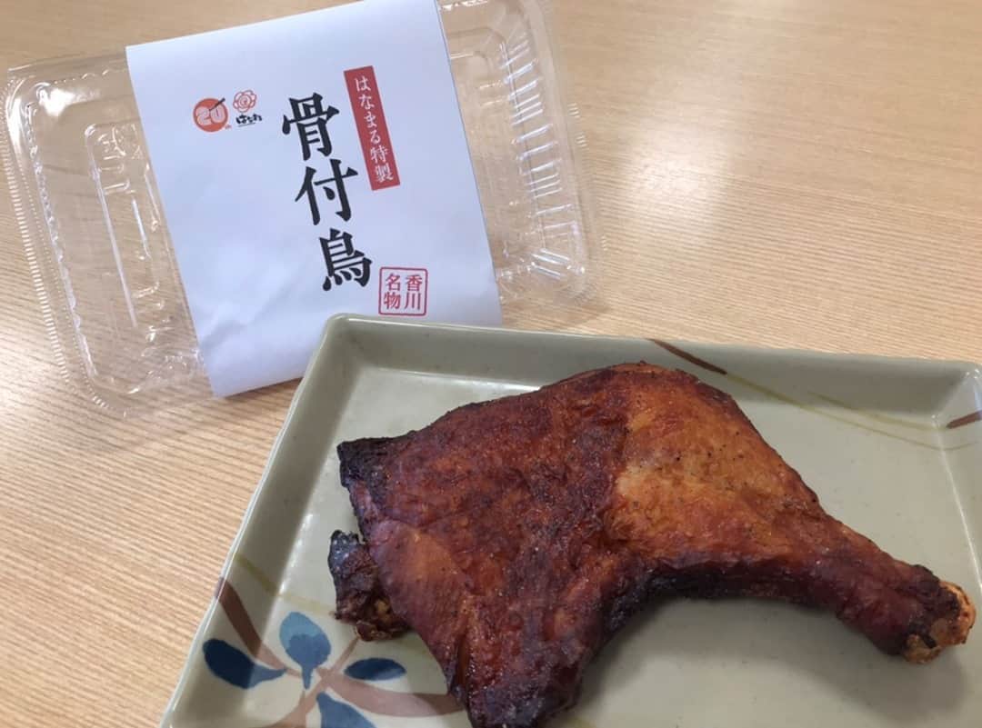 はなまるうどんのインスタグラム：「＼香川名物❕ #骨付鶏 店舗限定で販売中／ 香川県で有名な骨付鶏を #はなまる 限定店舗にてお値打ち価格で販売してます🤗✨ なんと1本480円＋税🌸 揚げている香ばしさと味付け特製スパイスが際立つ🎵 ガツンとたまらないおいしさです😆  ▼販売店舗 https://www.hanamaruudon.com/assets/pdf/xmas2020_1.pdf  #うどん屋でチキン #テイクアウト #メリクリ #クリスマスパーティー #お家でクリスマス」