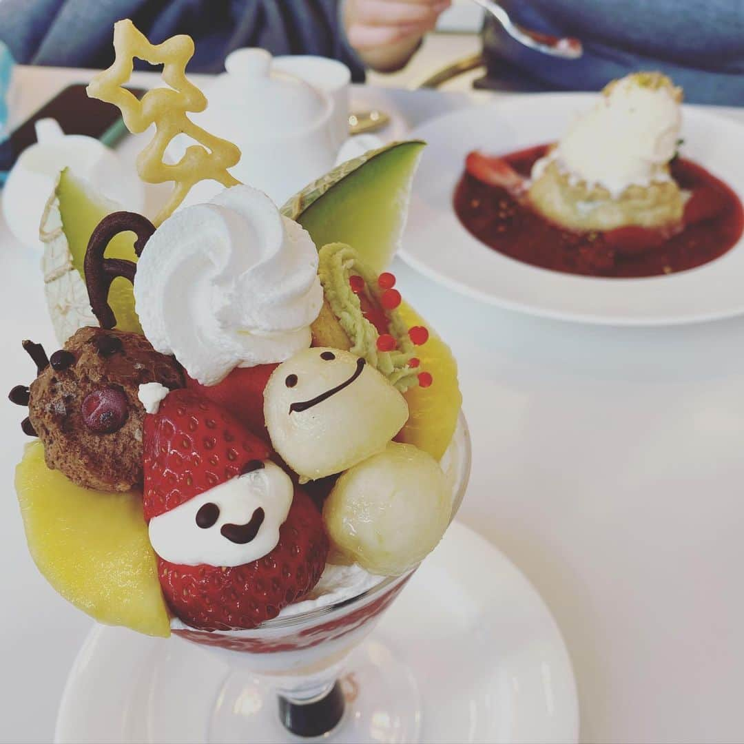 石榑亜紀子のインスタグラム：「クリスマスイブですね  だいぶ前に食べた クリスマスパフェ🎅🌟🎄  急いで食べ過ぎたけど フルーツたっぷりで美味しかったです  久しぶりに友達に会ったら なんか泣きそうになるー😢😢😢  寿司ランチを堪能しました🍣  #パフェ #クリスマスパフェ #スイーツ #cake #christmas #新宿高野 #スイーツ #おやつ　#カフェ好きな人と繋がりたい #カフェ #カフェ巡り #カフェスタグラム #ランナー #ランニング部  #走る気象予報士 #アスリートフードマイスター2級  #ランスタグラム」