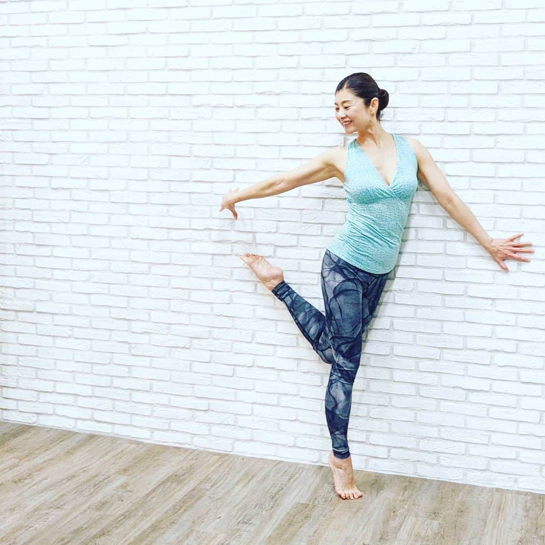 間々田佳子のインスタグラム：「コアフェイストレーニングの コアフェイスとは 顔と体をつなげた中心の軸を意識して 作ること  ポイントはどこにもチカラをいれないで作ること  これをいつでも意識できるようになると  顔も体も引き締まり 見た目印象もアップします  ポッコリお腹がスッキリした生徒さん 続出中！  みんなが変わって嬉しい！  #コアフェイス #コアフェイストーレニング #軸 #体幹トレーニング #間々田佳子」