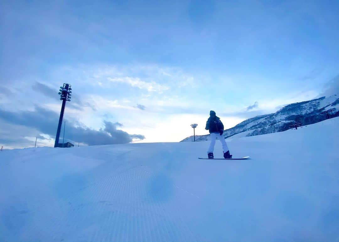 金子藍さんのインスタグラム写真 - (金子藍Instagram)「今の北海道は とんでもなく広々で最高な年です♬ . 📷 @guy.kid__  . #北海道 #スノーボード #snowboarding」12月24日 14時27分 - aikaneko_surf