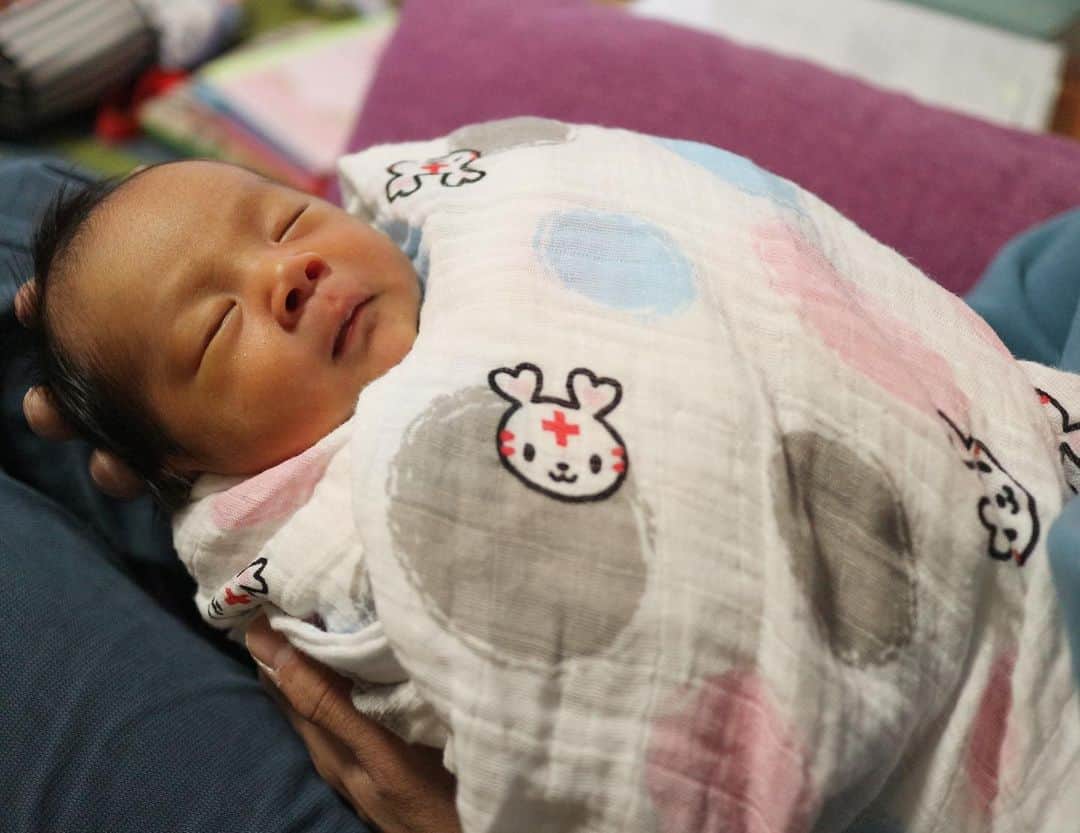 三浦絵里菜のインスタグラム：「名前が決まりました🍀 橙希(とき)ちゃんです👶🏻 改めて、よろしくお願いします🙇‍♀️  もはやこの子がお腹の中にいたことがだいぶ前な気がするけど、まだ2週間前😂  ずっと逆子で、回れると思うって先生にも言われてたんだけど。。 逆子のまま産まれてくるのは5%とからしいからそのうち回るかと思いきや、気付いたら手術日になっていた笑  マイペースなのかな🤔 産まれてからも新生児室で他の赤ちゃん達がギャン泣きしてても、全く動じず眠り続ける👶🏻 どんな子に育っていくのか、楽しみ☺️  母がんばる。  #クリスマスイブ  #出産予定日だった日  #母性爆発中  #毎日癒されてます」