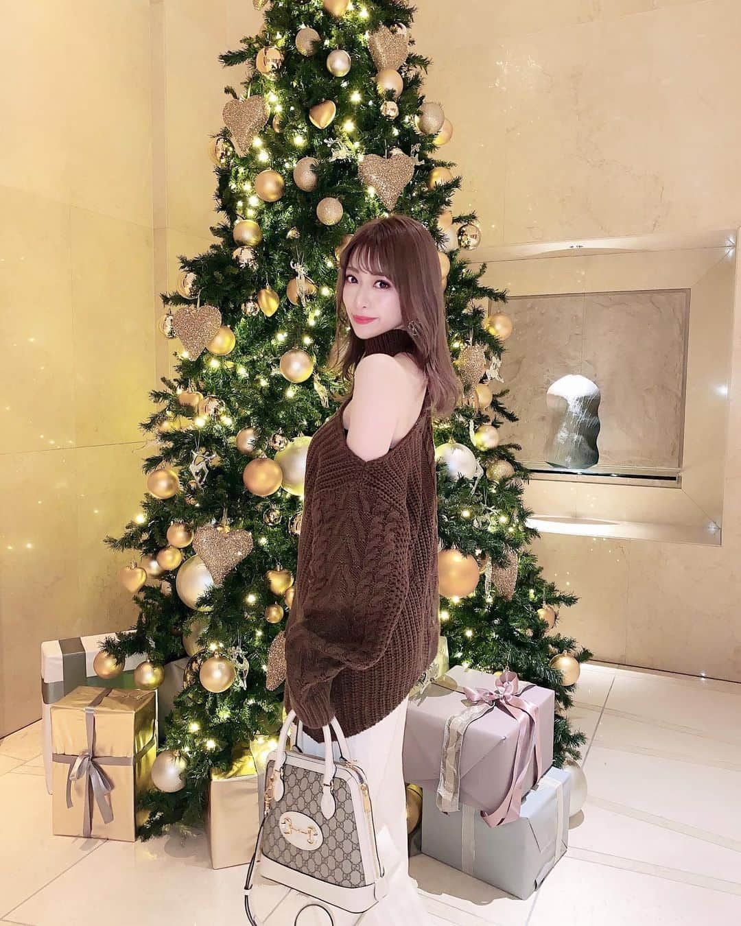新部宏美さんのインスタグラム写真 - (新部宏美Instagram)「christmas eve🎄 * knit… @lilas_jp  pants… @eimyistoire_official  bag… @gucci  * はっ ピアスが片方耳から外れてて無くしてしまったのを思い出した🥲とってもお気に入りだったのに🥲」12月24日 14時29分 - piromin_1202