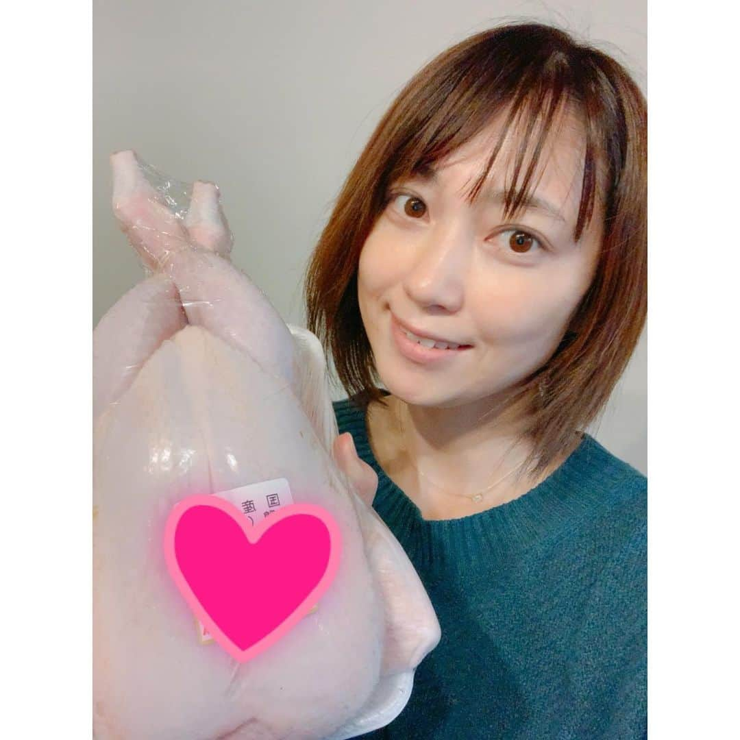 飯田圭織さんのインスタグラム写真 - (飯田圭織Instagram)「こんにちは😃クリスマスイヴですね🎄朝から息子の水泳教室などでやっとお買い物を終えられました😅あっ、もうすぐケーキの受け取り時間🎂 バタバタですね😆 無事に丸鶏を購入出来ましたよ✨ #クリスマスイヴ #丸鶏 #ローストチキン #売り切れ続出 #スーパーはしご」12月24日 14時30分 - iidakaori.official