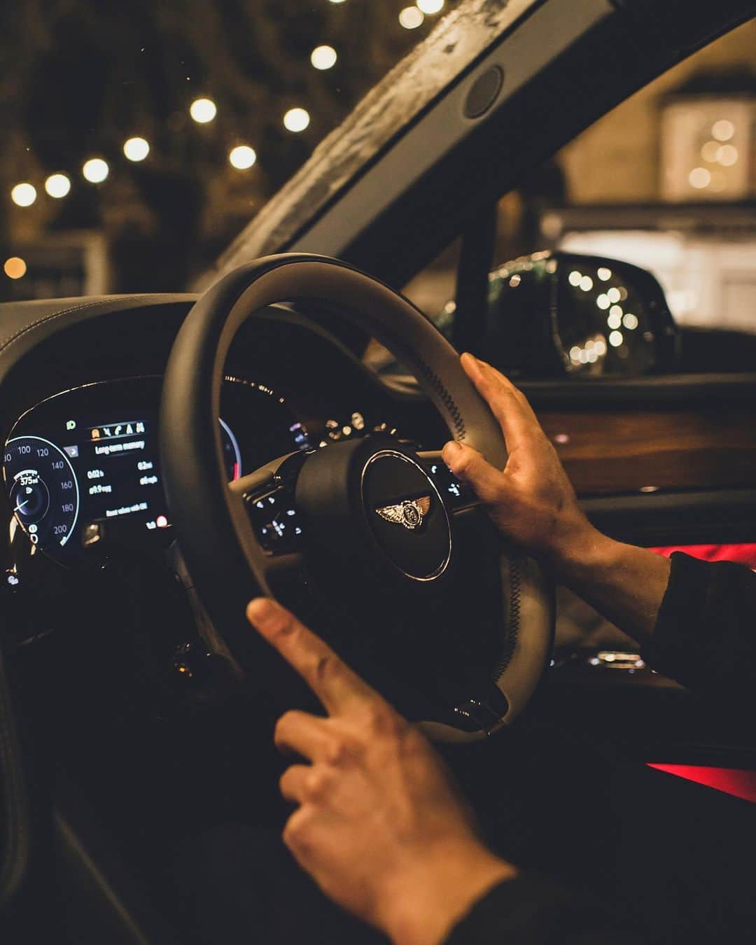 ベントレーさんのインスタグラム写真 - (ベントレーInstagram)「Eye on the prize. The #NewBentayga V8 gets captured by @amyshorephotography alongside the radiant festive lights of a Cotswolds village.  Follow #BentleyFestiveLights for the next instalment coming this week. _ #Bentley Bentayga V8 WLTP drive cycle: combined fuel consumption: 21.7 mpg (13 l/100 km), combined CO₂: 294 g/km」12月25日 1時29分 - bentleymotors