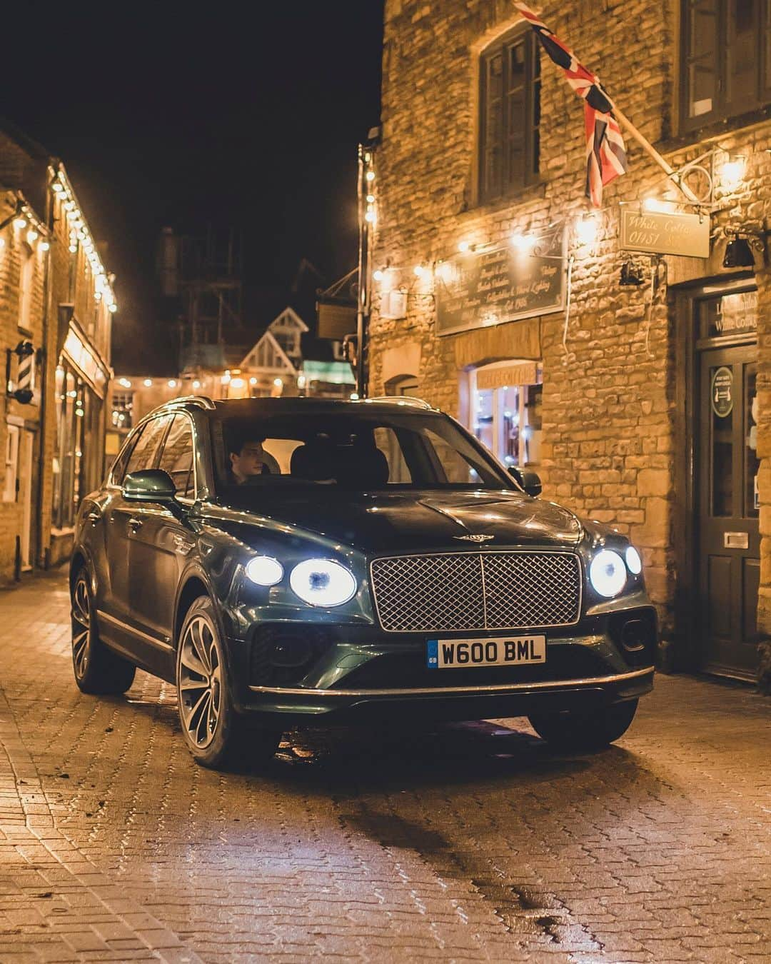 ベントレーさんのインスタグラム写真 - (ベントレーInstagram)「Eye on the prize. The #NewBentayga V8 gets captured by @amyshorephotography alongside the radiant festive lights of a Cotswolds village.  Follow #BentleyFestiveLights for the next instalment coming this week. _ #Bentley Bentayga V8 WLTP drive cycle: combined fuel consumption: 21.7 mpg (13 l/100 km), combined CO₂: 294 g/km」12月25日 1時29分 - bentleymotors