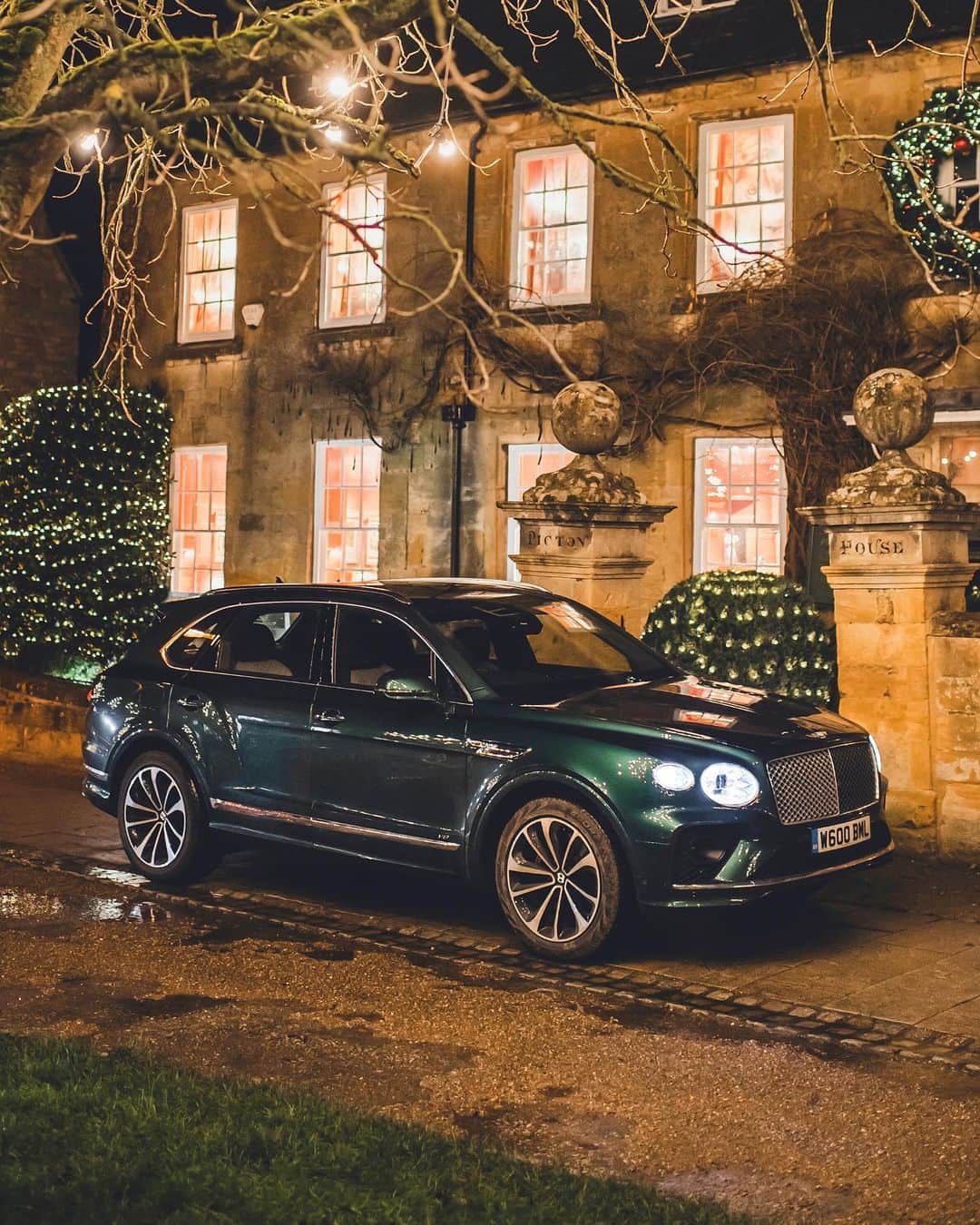 のインスタグラム：「Eye on the prize. The #NewBentayga V8 gets captured by @amyshorephotography alongside the radiant festive lights of a Cotswolds village.  Follow #BentleyFestiveLights for the next instalment coming this week. _ #Bentley Bentayga V8 WLTP drive cycle: combined fuel consumption: 21.7 mpg (13 l/100 km), combined CO₂: 294 g/km」