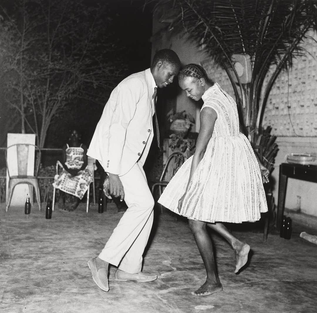 AnOther Magazineさんのインスタグラム写真 - (AnOther MagazineInstagram)「Christmas Eve 1963⁠, by Malick Sidibé⁠ ✨⁠⠀ ⁠⠀ See more of Sidibé’s captivating photography at the link in our bio 📲⁠⠀ ⁠⠀ 📸 is Nuit de Noël (Happy Club), by Malick Sidibé⁠」12月25日 1時29分 - anothermagazine