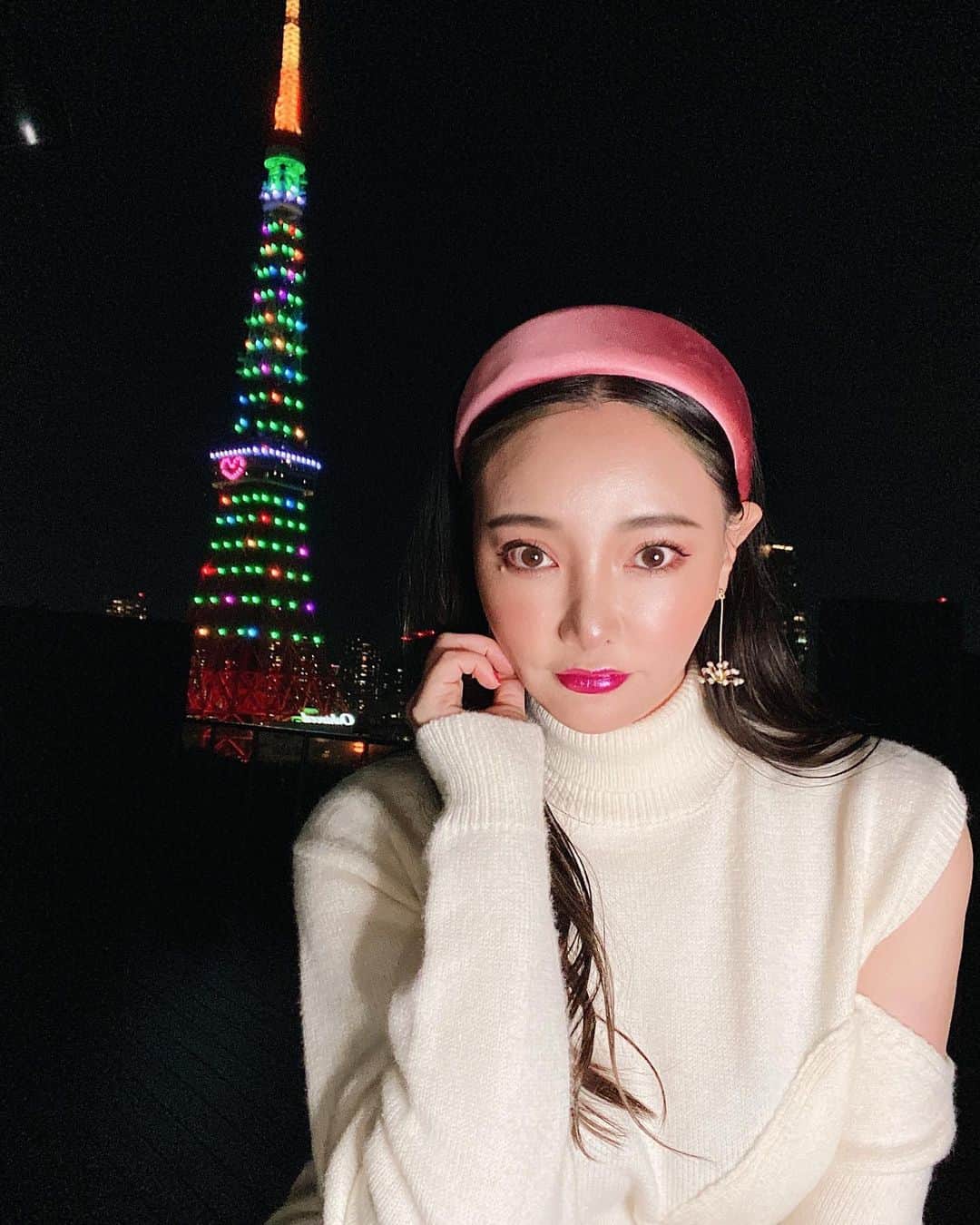 クリスティン・ウェイのインスタグラム：「Merry Christmas 🎄 #2020 #christmas #merrychristmas #goodnight #2020winter  #valmuer #ootd #cwfashion  #christinewei #クリスティンウェイ #valmuer #ヴェルムーア #fashiongram #fashionista #knitwear  #tokyotower #東京タワー」