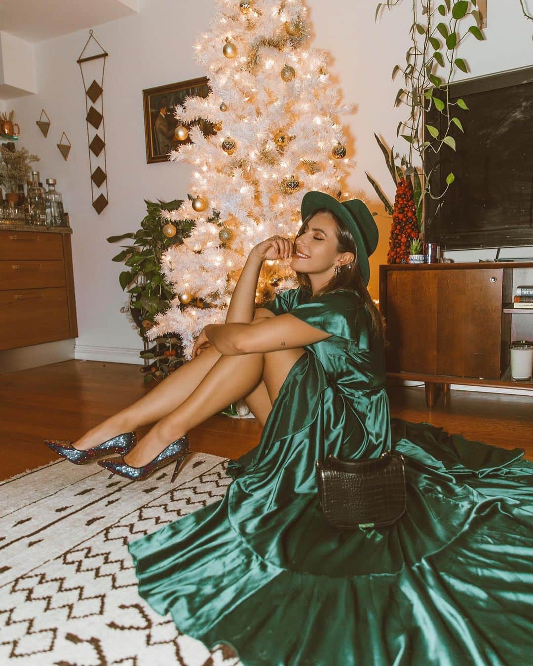 ALDO shoesさんのインスタグラム写真 - (ALDO shoesInstagram)「Who’s still getting glammed up to celebrate the holidays at home? We are 🙋‍♀️ Beauty @london_ellis styles our Stessy_ pumps with an elegant emerald gown. #AldoCrew #AldoShoes」12月25日 1時22分 - aldo_shoes