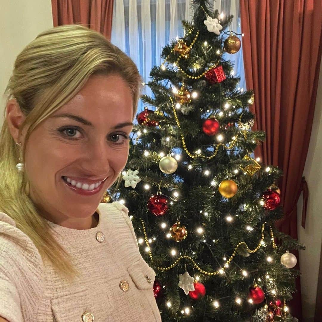 アンジェリーク・ケルバーのインスタグラム：「Merry Christmas to all of you! Let’s unite our ❤️ in times of social distancing and uncertainty🎄happy holidays everyone 🌟」