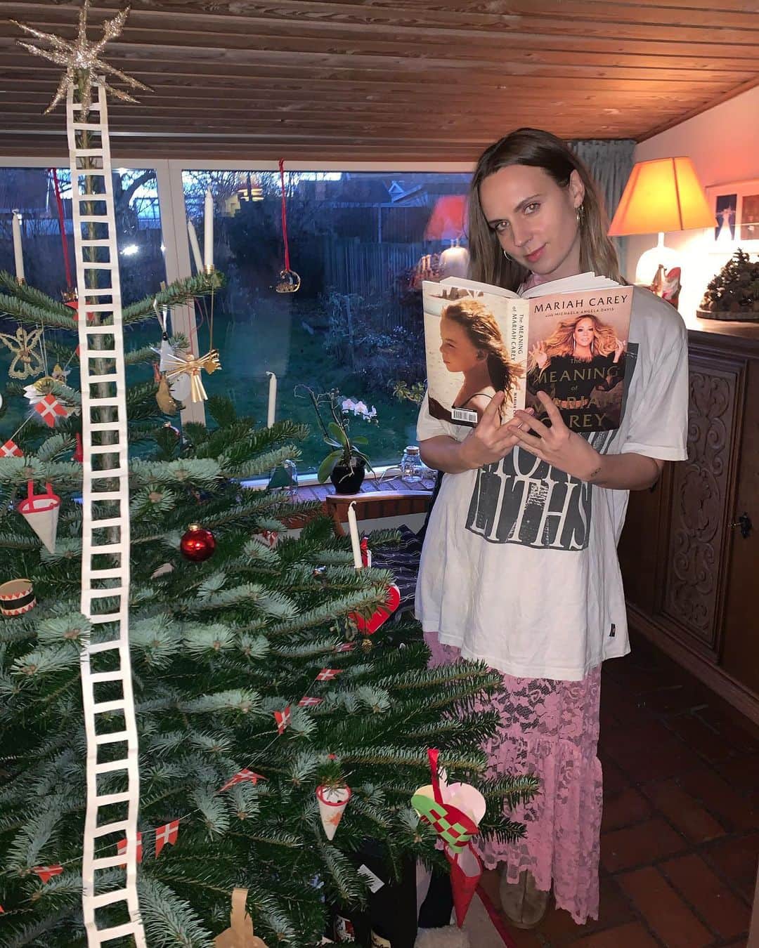 MOのインスタグラム：「Spending my holidays with the queen of Christmas (and everything). Happy holidays and a brighter New Year everyone 💝!! Love u. Picture by my mom」